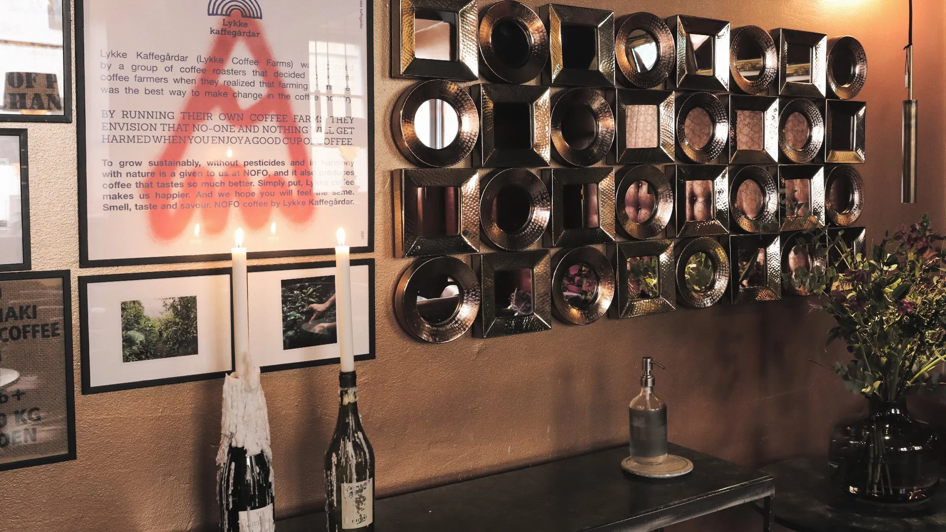 NOFO - Tavelvägg, speglar, vinflaska som ljusstake.jpg