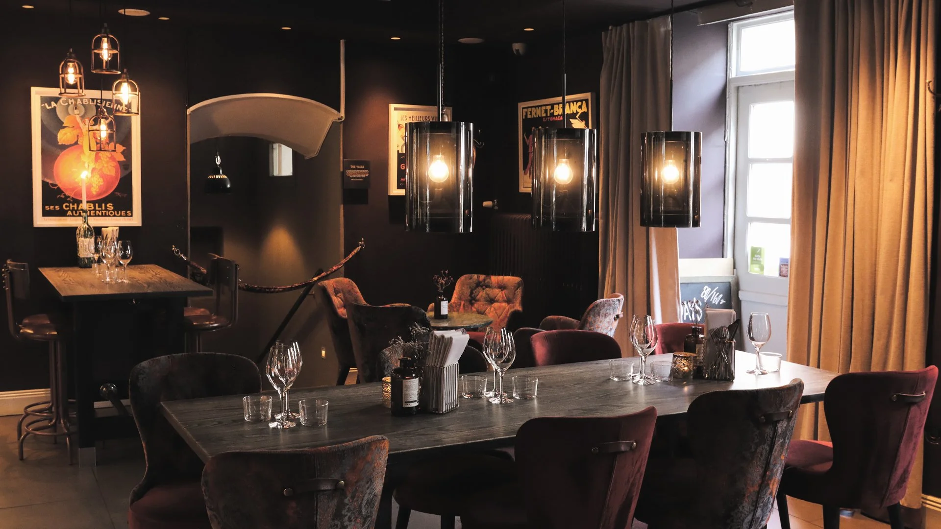 NOFO - Vinbar med sametklädda stolar, dukade bord, entre.jpg