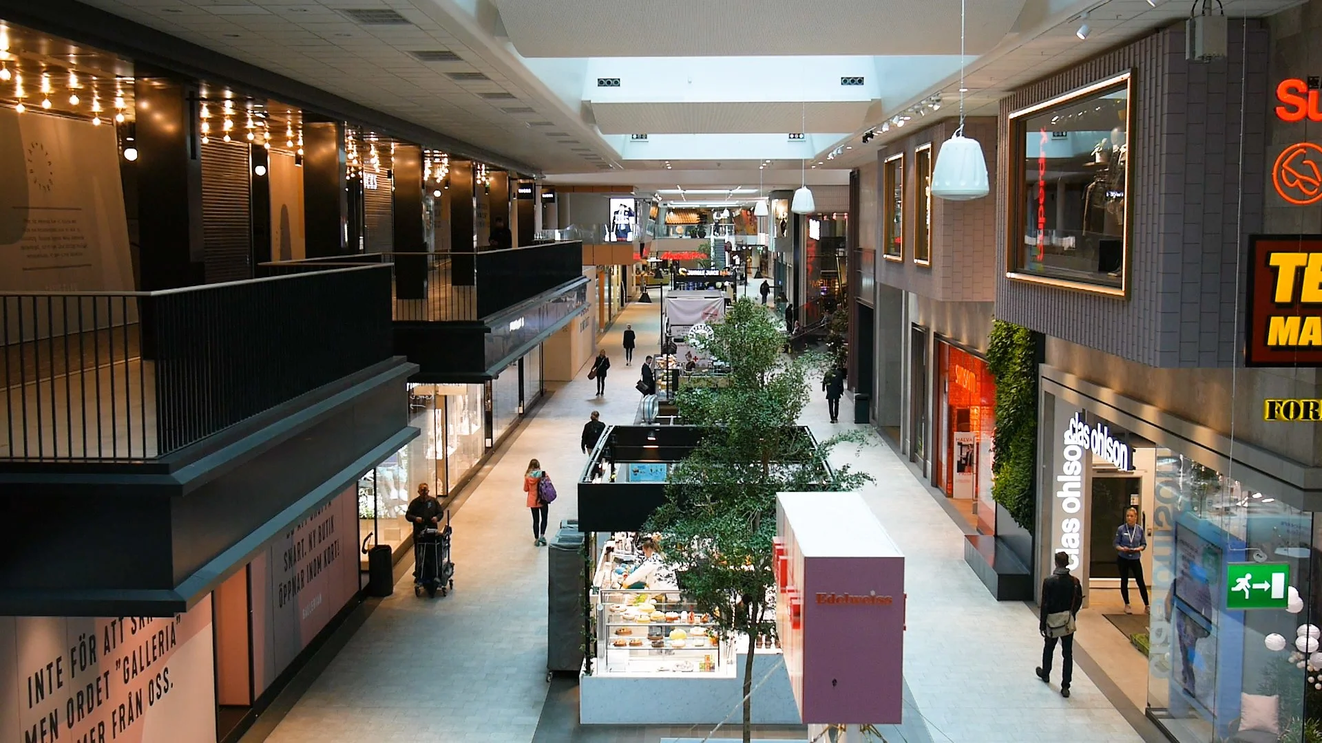 Gallerian - Insidan av gallerian, man ser ned på ett av vånginsplanen, skymtar butiksskyltar.jpg