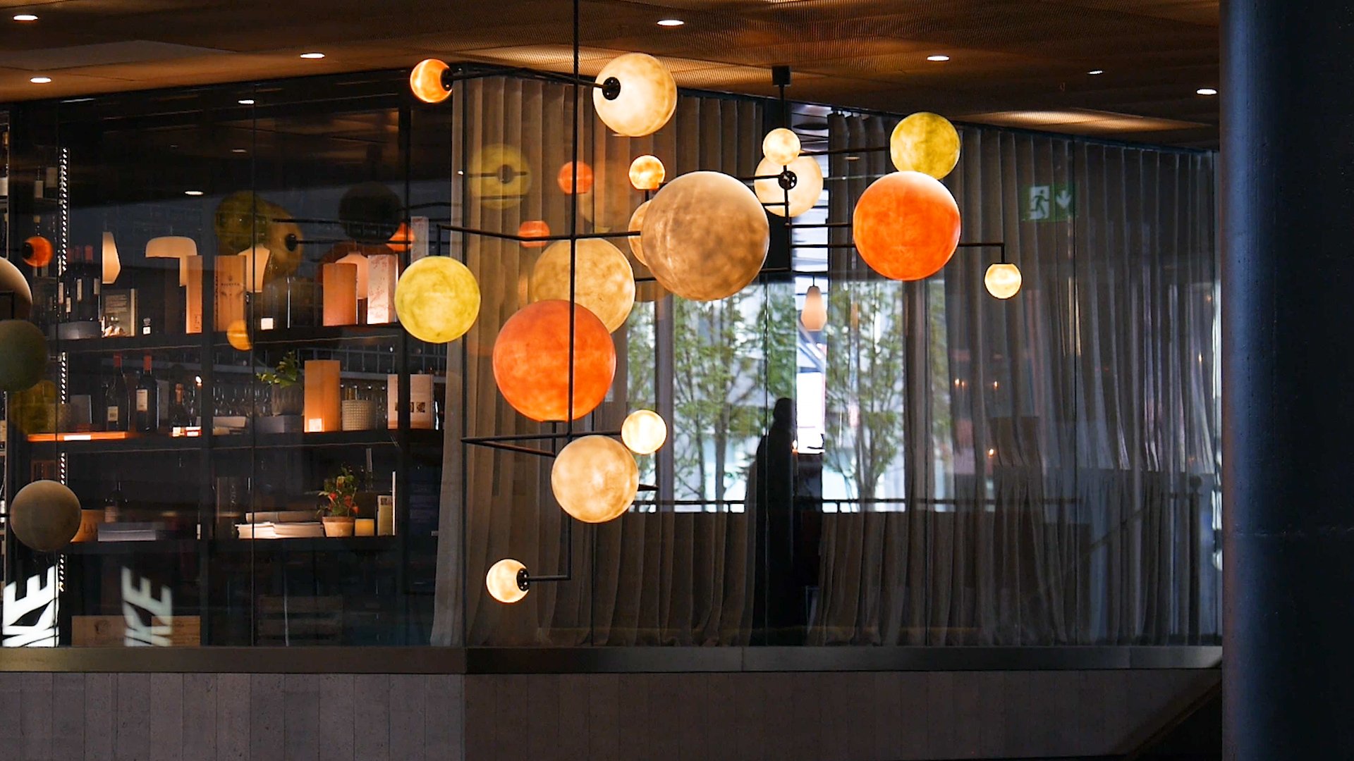 Gallerian - Lampor från taket, gula röda och orangea.jpg