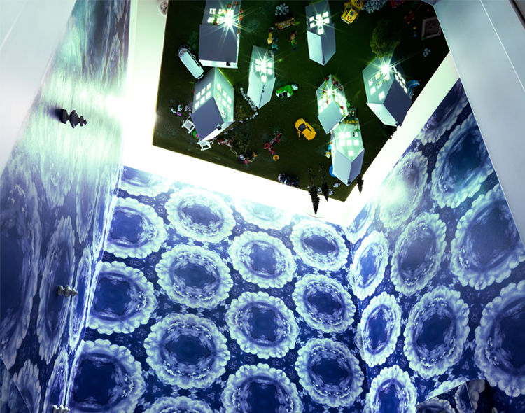 MOOD - Barntoalett - små hus och ett litet samhälle i taket.png