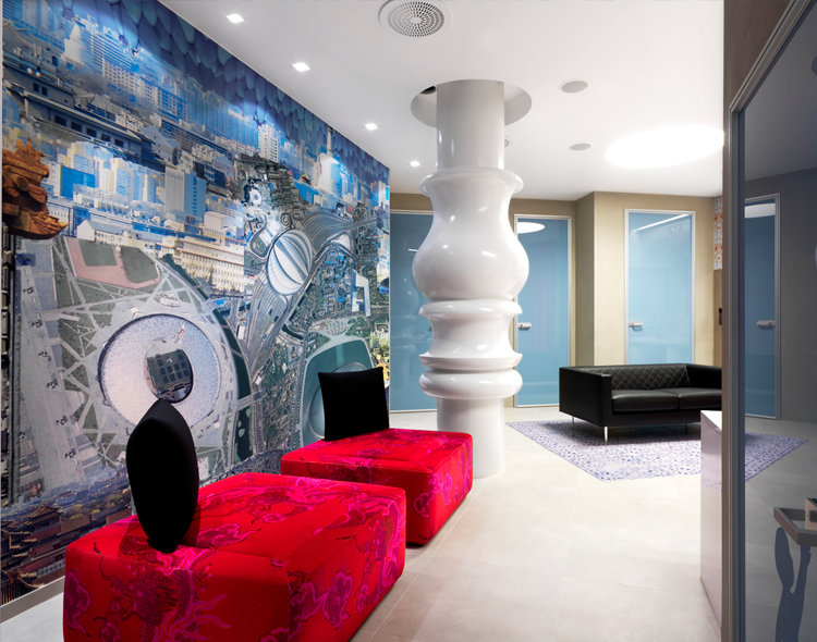 MOOD - Wc - fotovägg - röd sittpuff.png