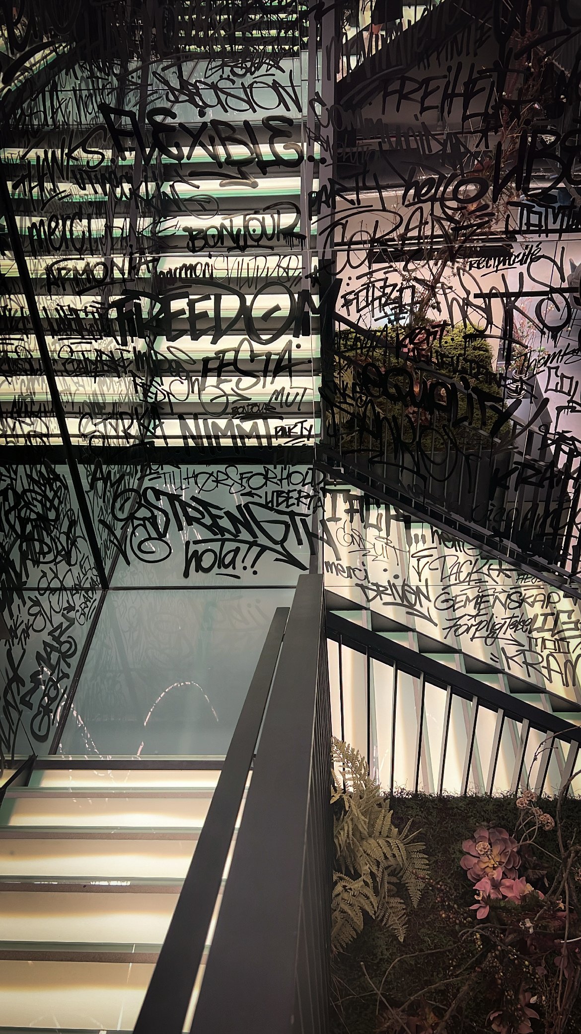 Arena Triangeln - Trappor - Grafitti skrivet -speglar omger trappen.jpg