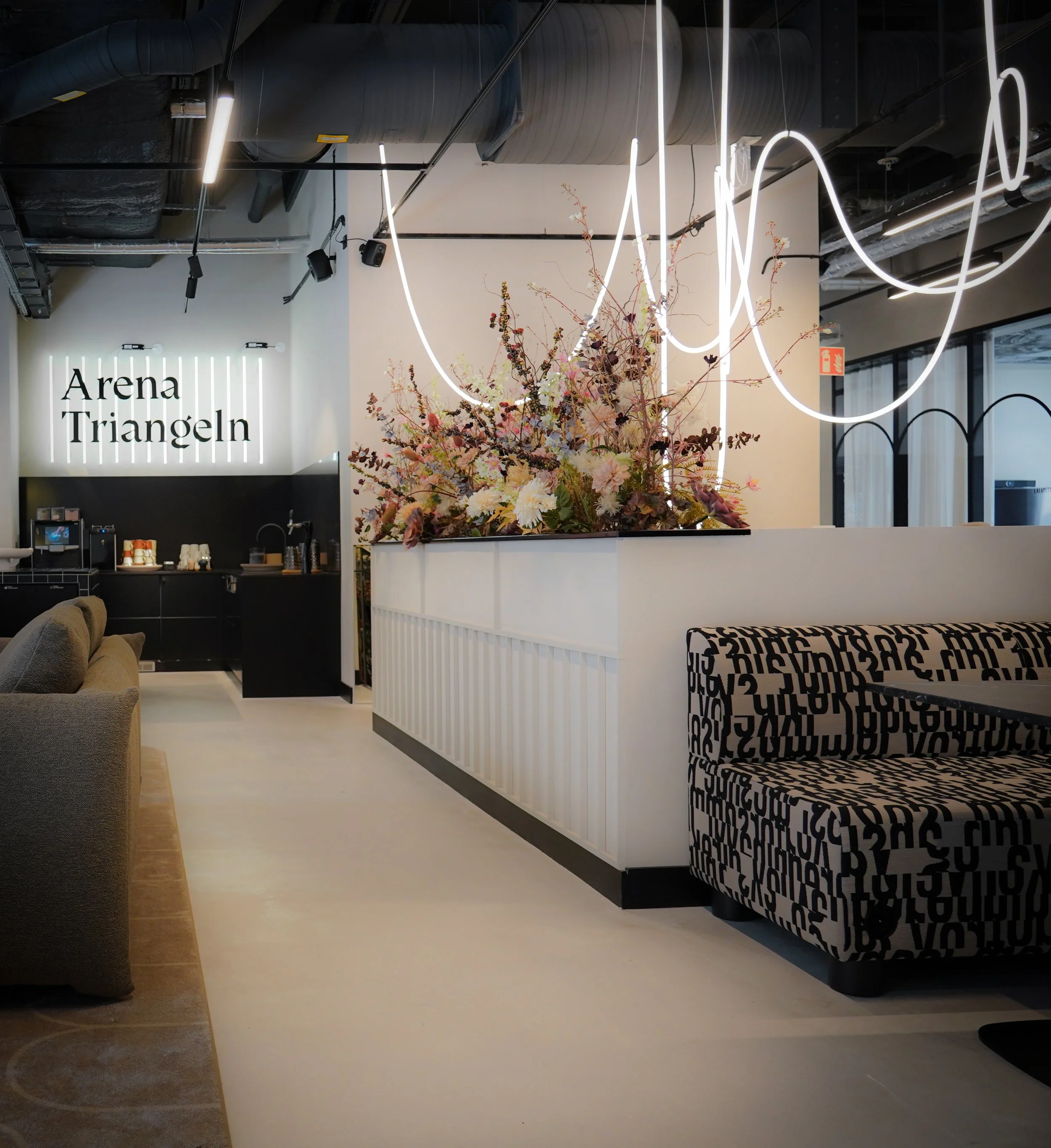 Arena Triangeln - Pentry, - hängyta - svartvita soffor.jpg