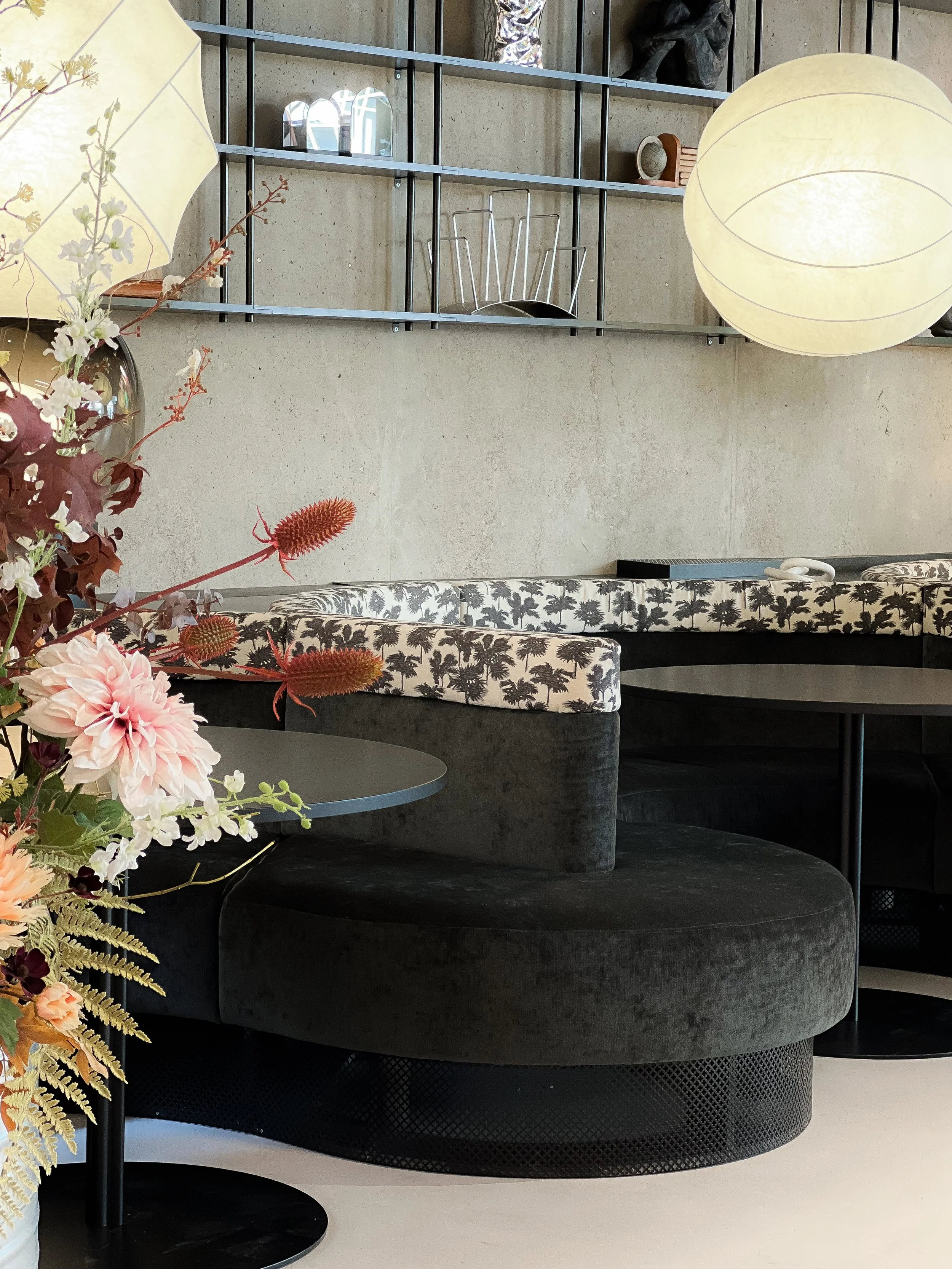 Arena Triangeln - Lounge yta, rundade soffor - växtlighet - rislampor hänger ned från tak.jpg