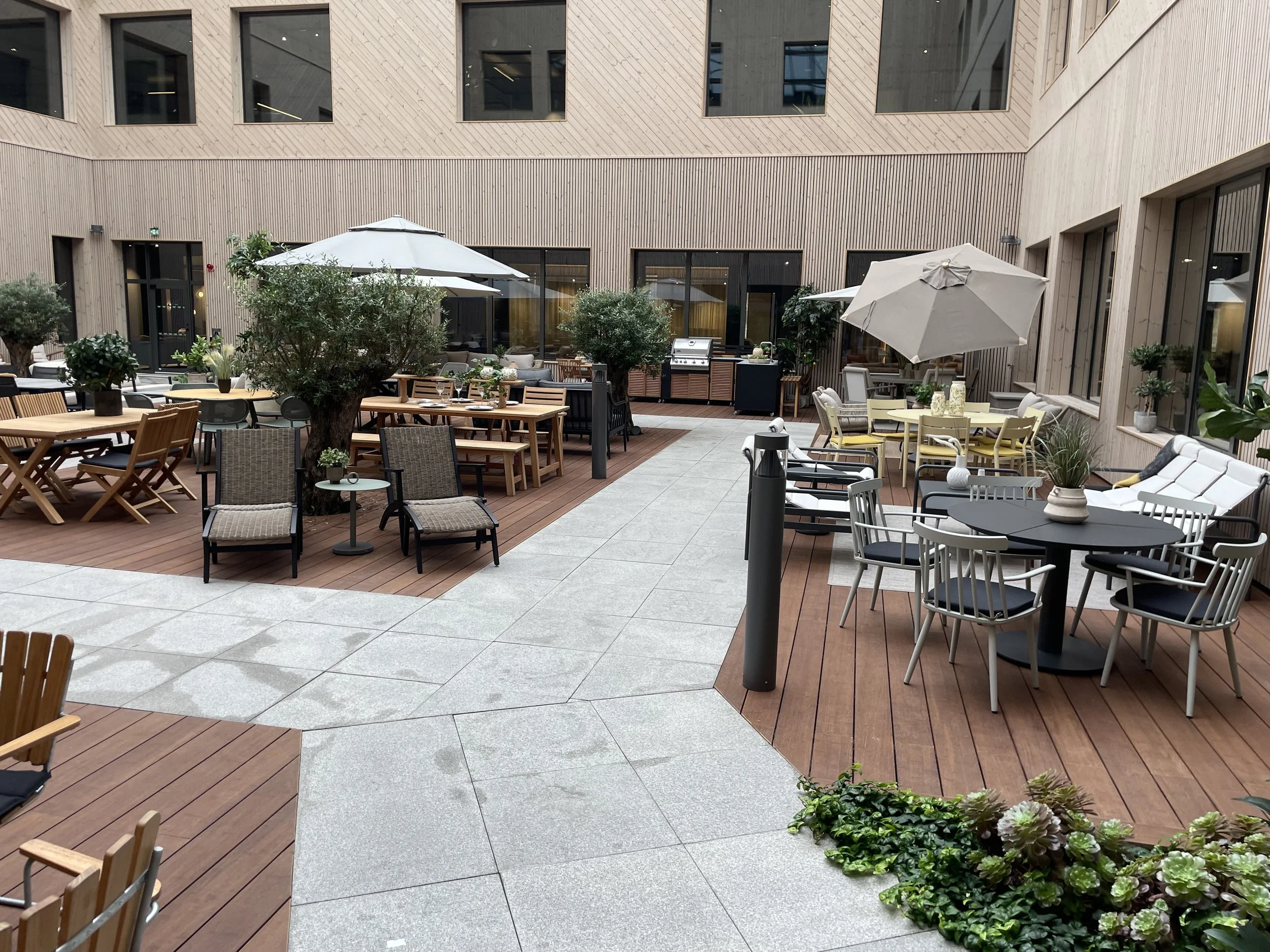 Stommen - Atrium - vita solstolar - paralsoll - terass.jpeg