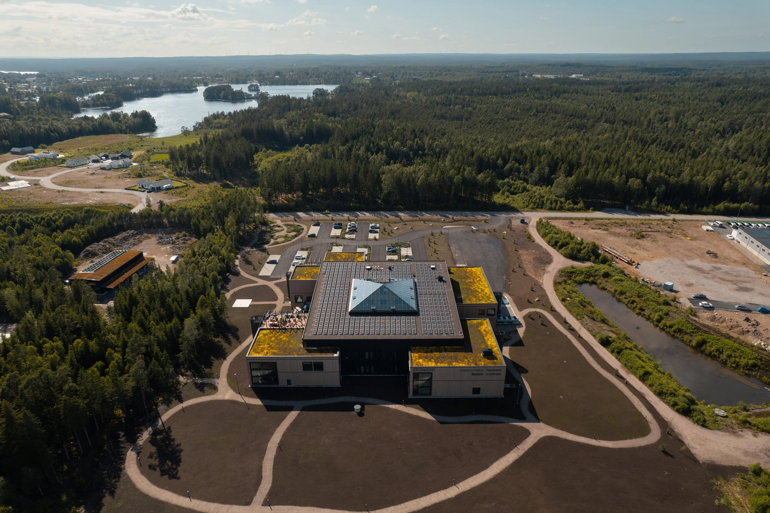 Stommen - Drönarbild tagen på stommens byggnad - omgivningen består av lite vägar och skog.jpg