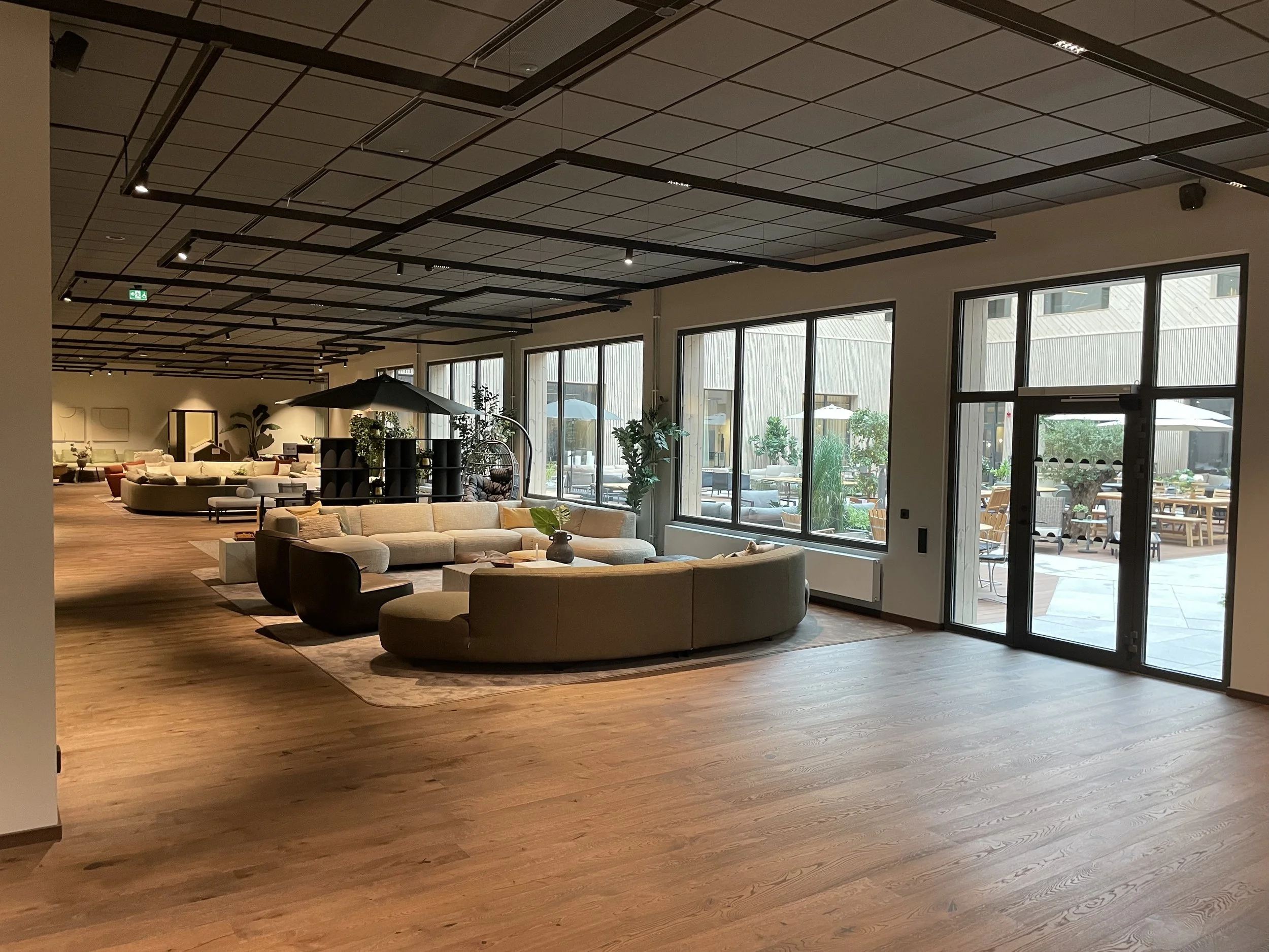 Stommen - Loungeområde -soffor och bord - ser ut till atriumet .jpeg