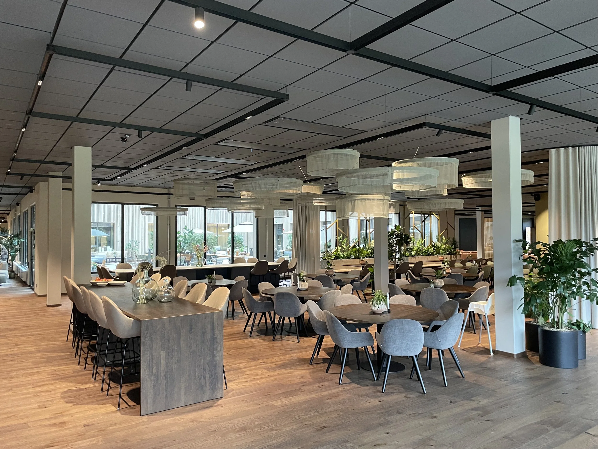 Stommen - Matsal - bord och stolar i gråkala - rislampor från tak.jpeg