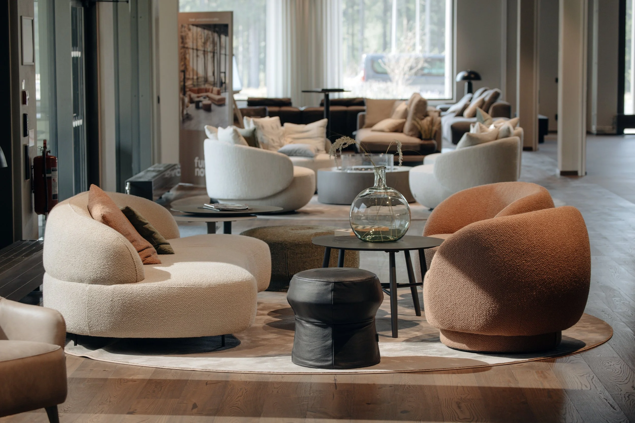 Stommen - Loungeyta - bulliga soffor - bord med vas på - svart pall.jpg