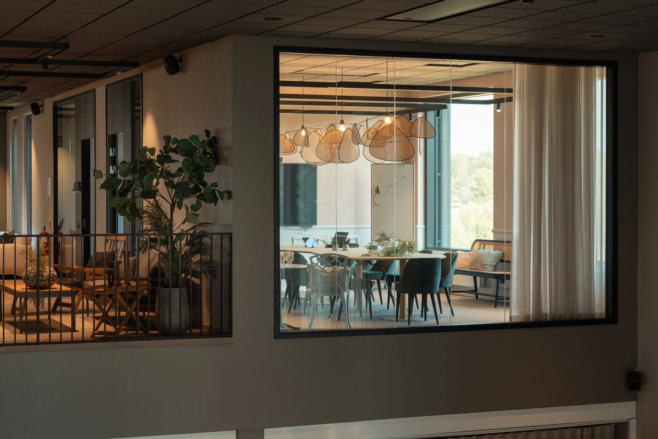 Stommen - Mötesrum - tagit från långt håll och ser in via glasväggar - grön växt.jpg