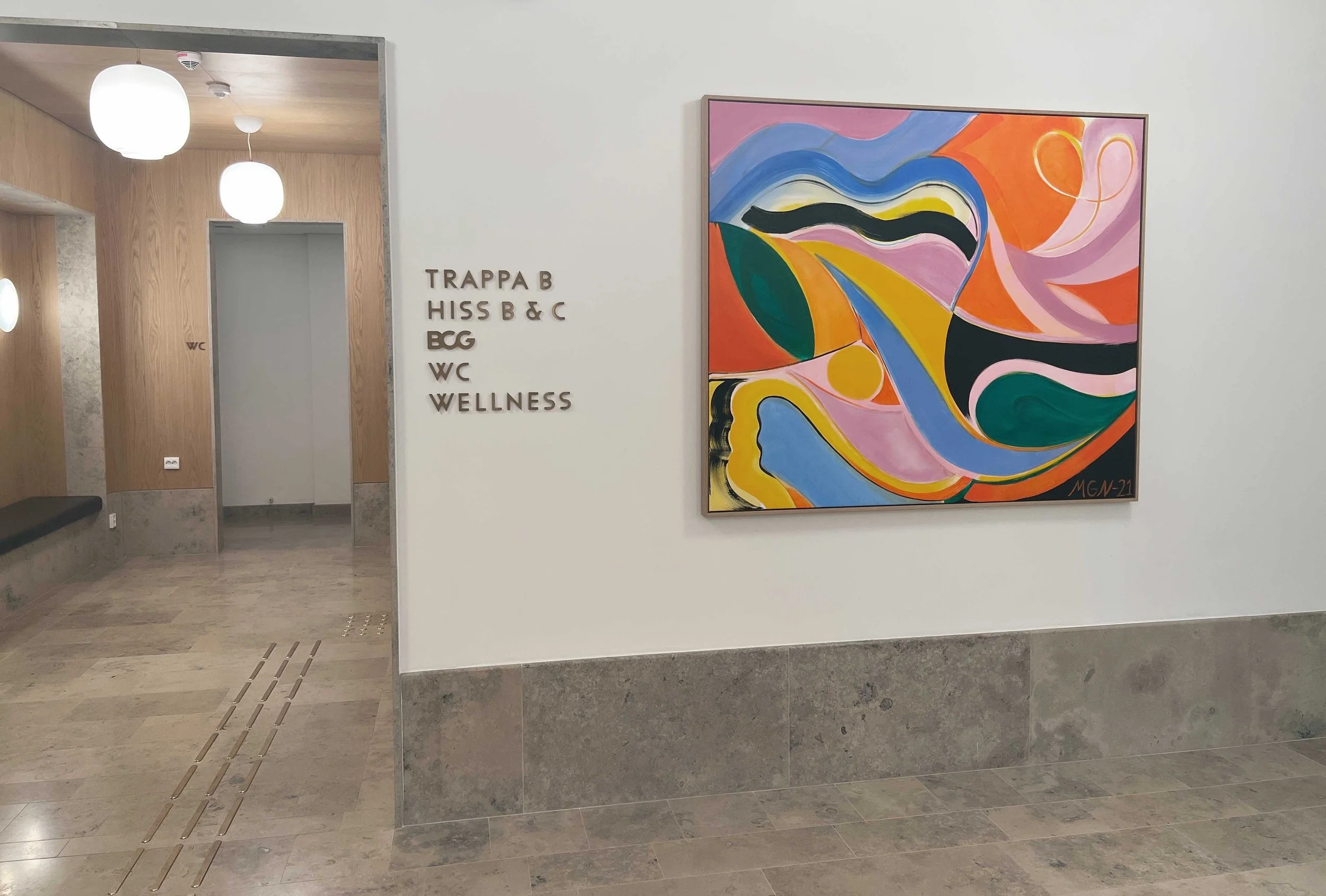 Grant-Thornton - Hisskluster - väggar i sten - färglad tavla på vägg.jpg