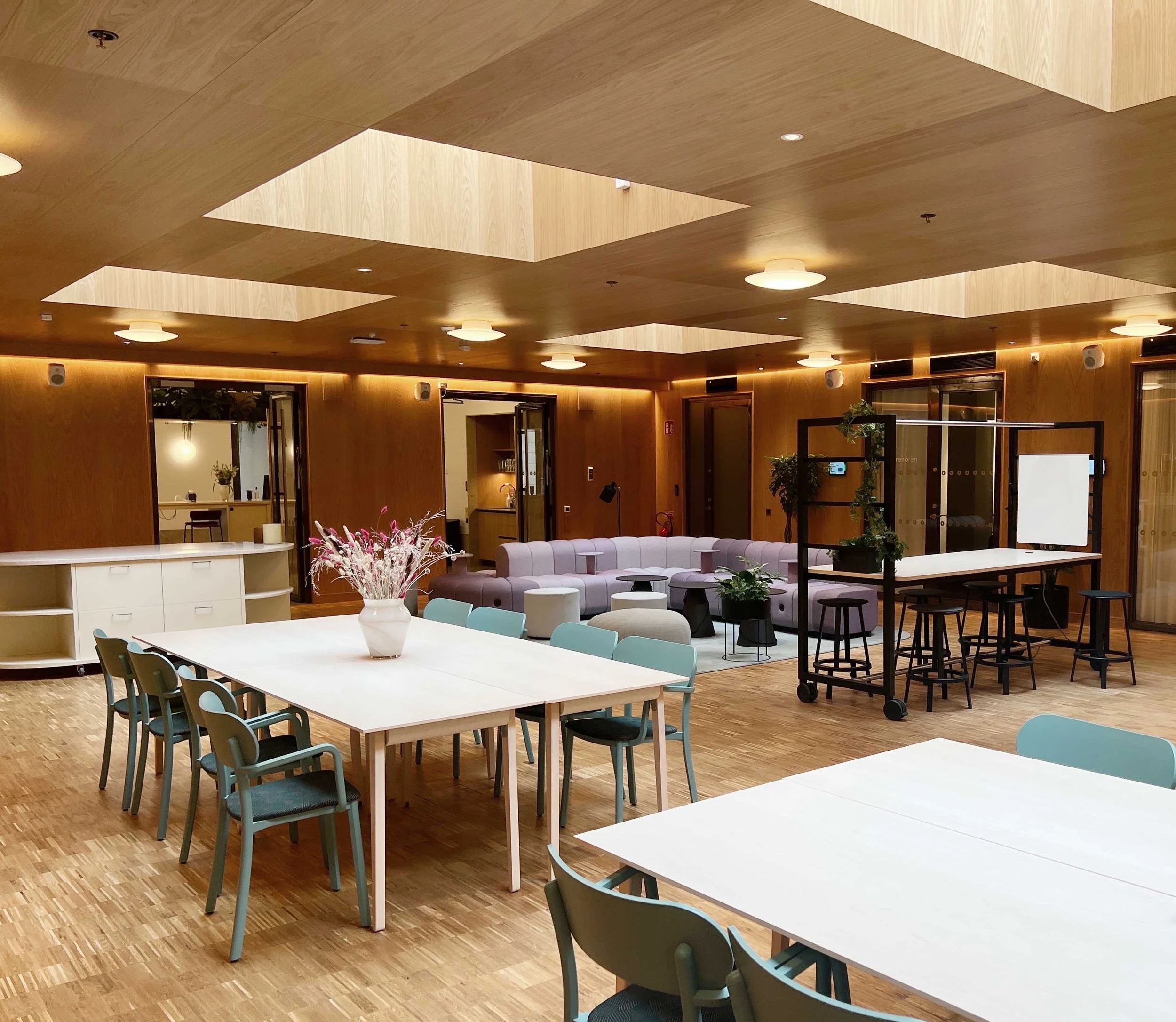 Grant-Thornton - Loungeyta - rosa snirklig soffa - bord och stolar.jpg