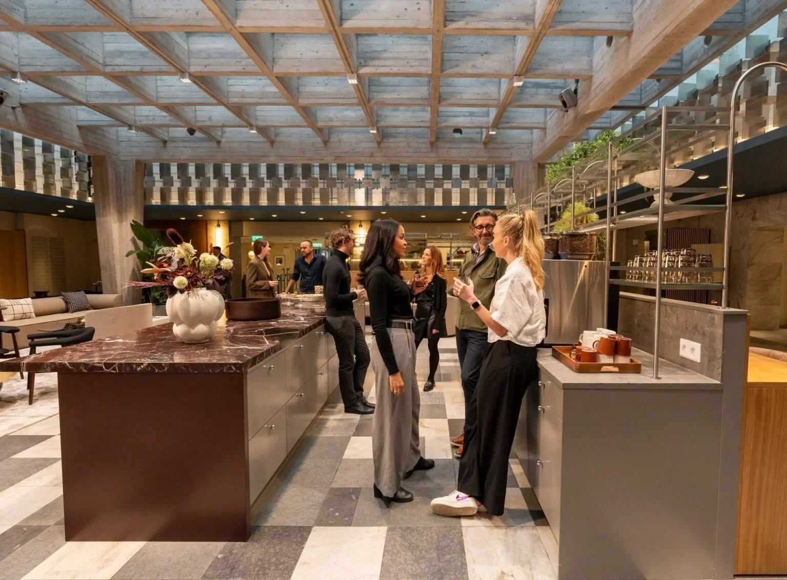 Skrapan - Pentry - mingelyta -männsiskor som socialiserar - marmorbord - tak i rutformatering.jpg.webp