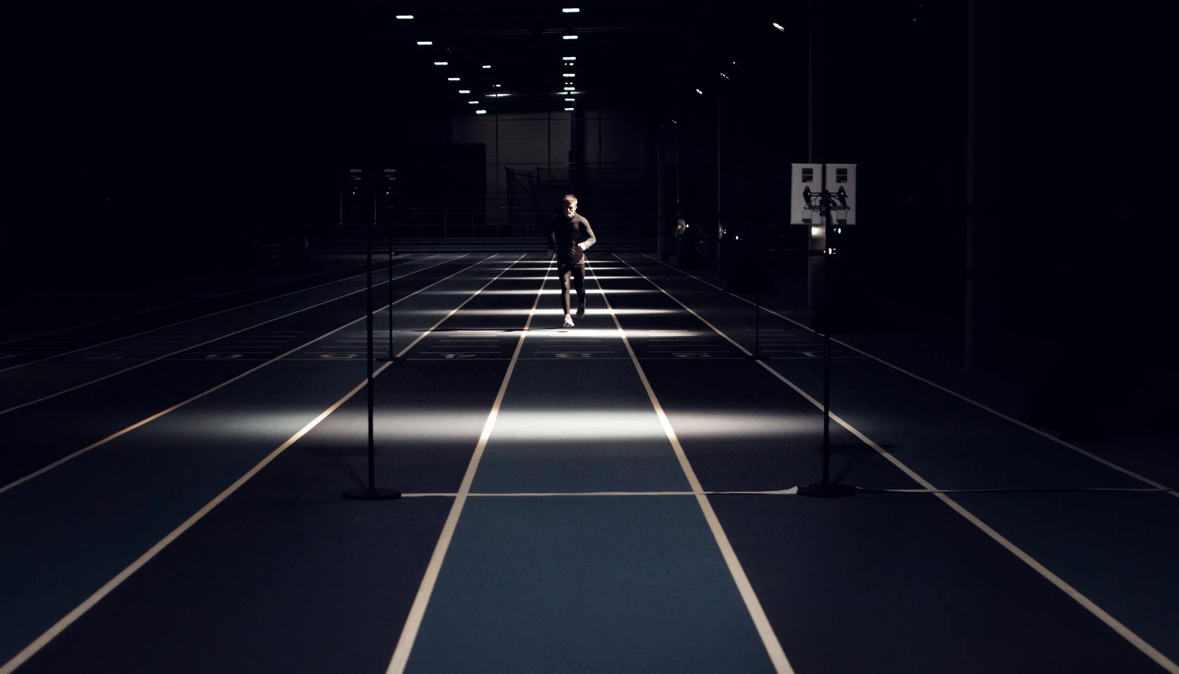 The Impossible Run - Springbana - riktade högtalare - mörkt - man som springer i mitten.jpg