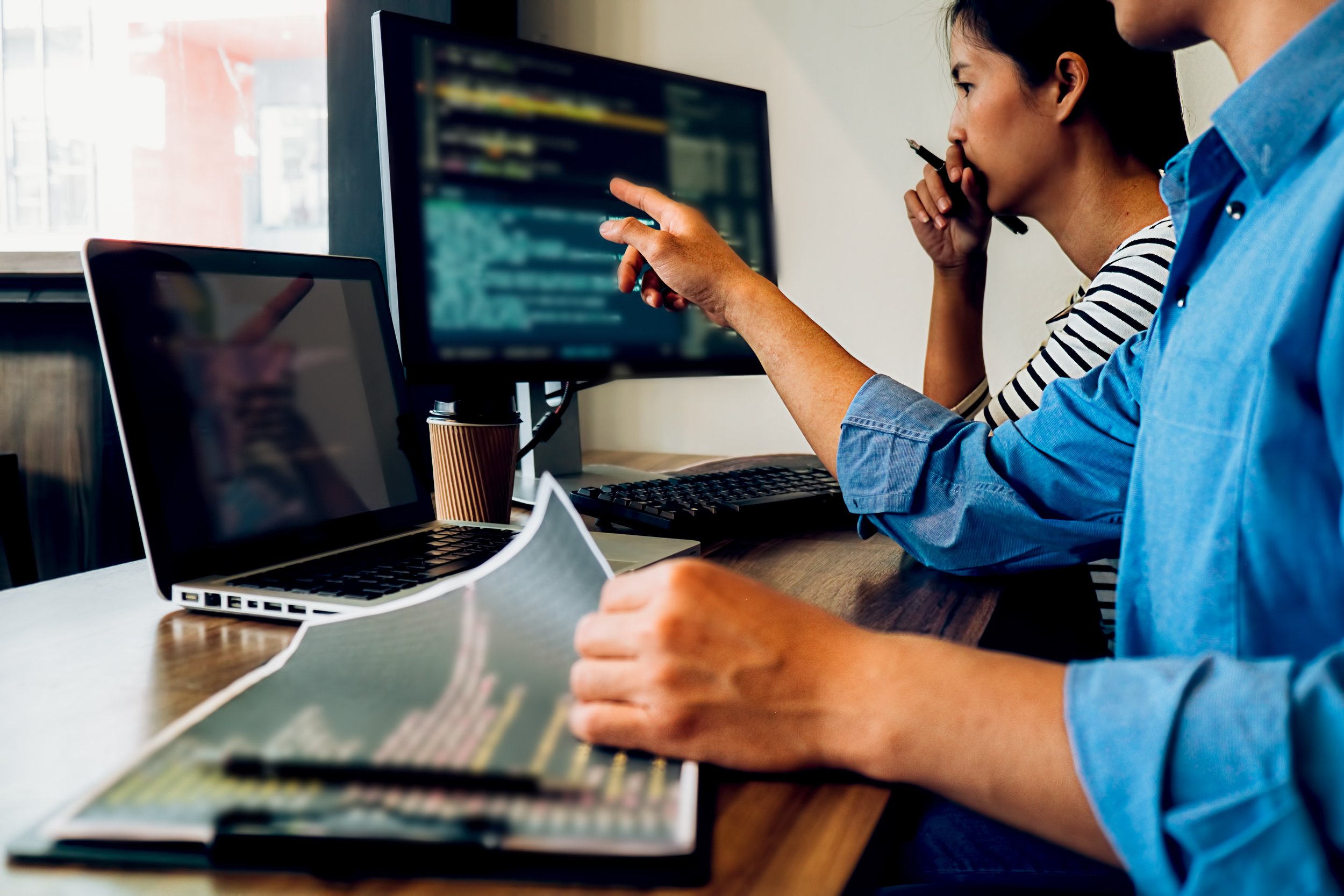 Gemeinsame Softwareentwicklung im Team für digitale Gesundheitslösungen.