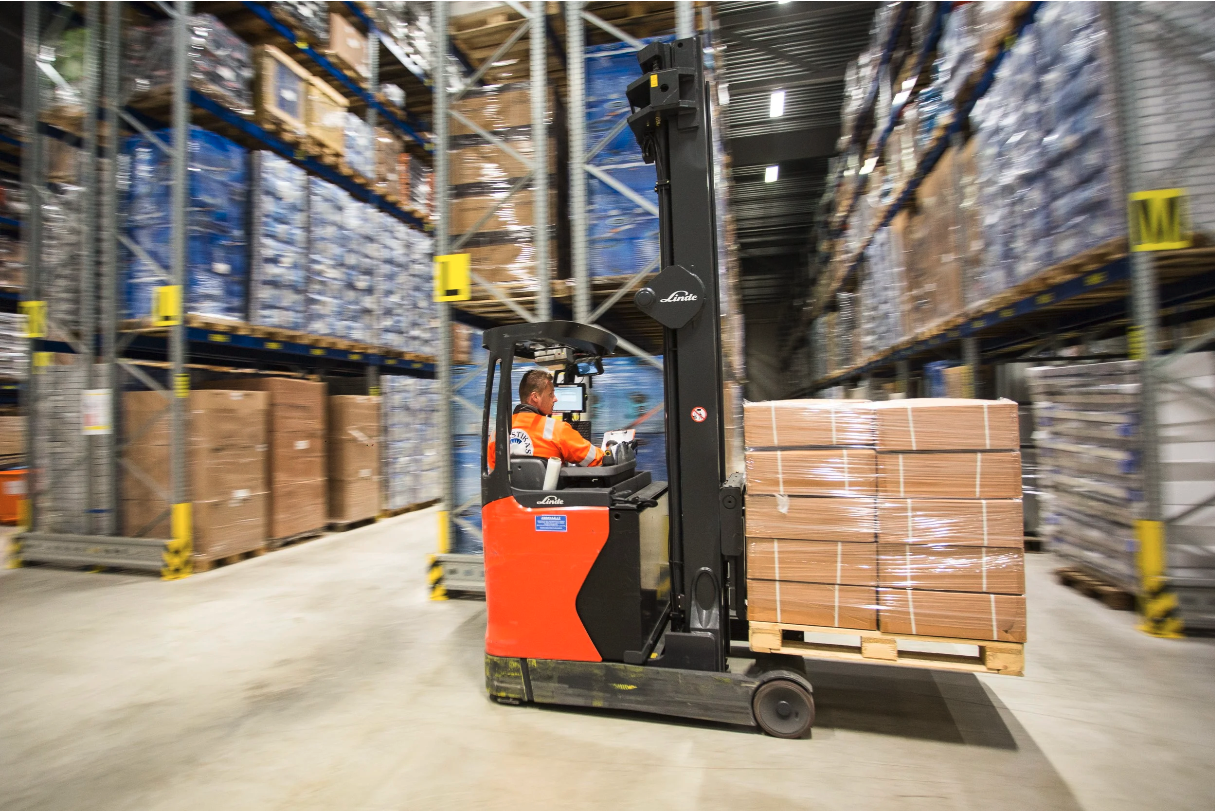 Logistiikkavarastossa trukki liikkeellä