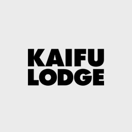 Logo mit schwarzen Text 'KAIFU LODGE' auf grauem Hintergrund.