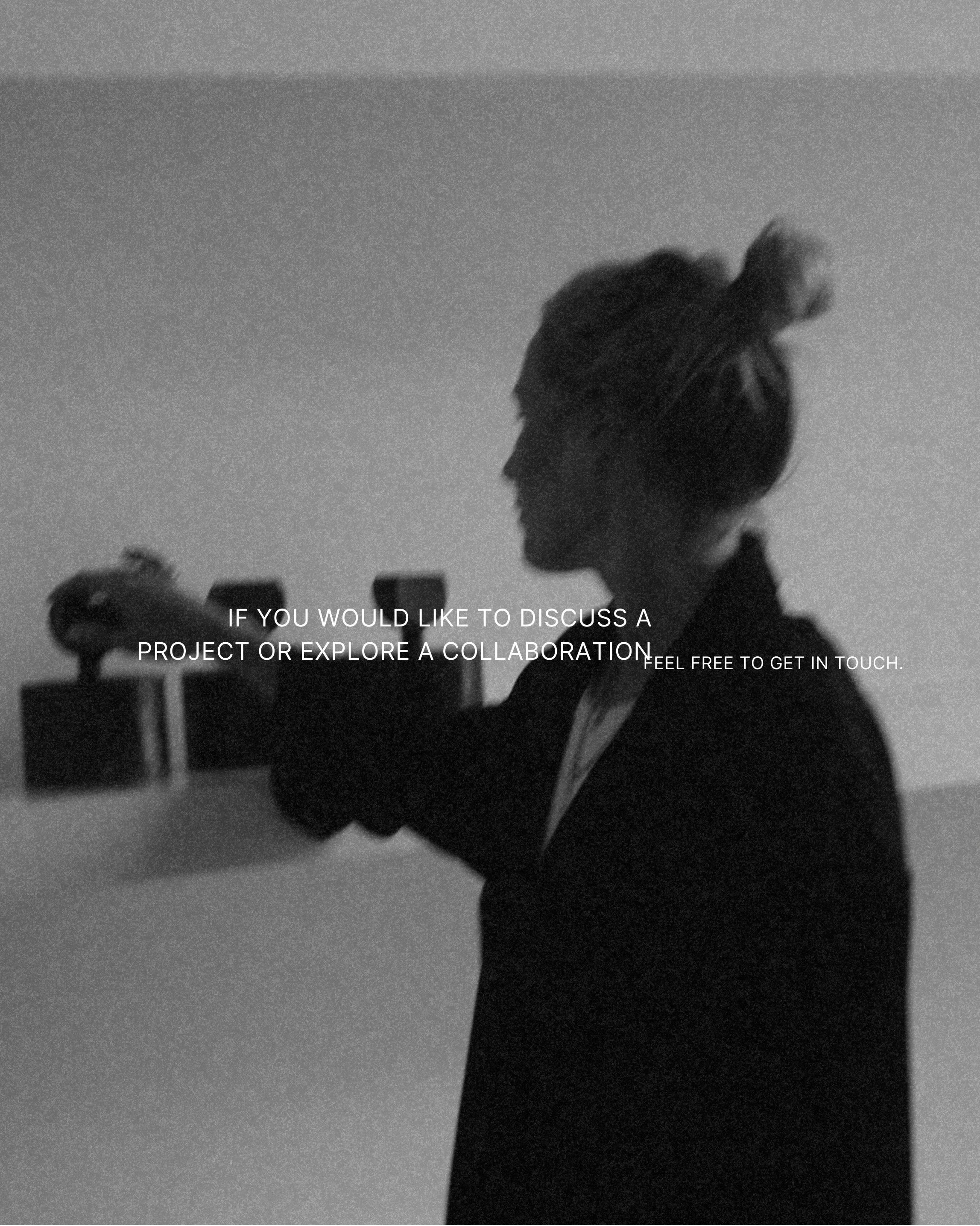 Schwarz-weiß Foto einer Person mit einem Haarbügel, die ein Objekt in der Hand hält, Textüberlagerung, die zu einer Kontaktaufnahme für Projektbesprechung oder Zusammenarbeit auffordert.