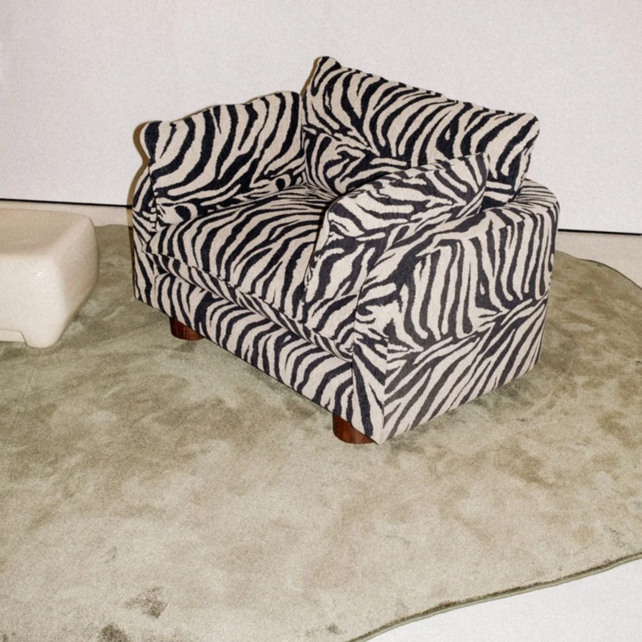 Sessel mit Zebramuster auf Stoff