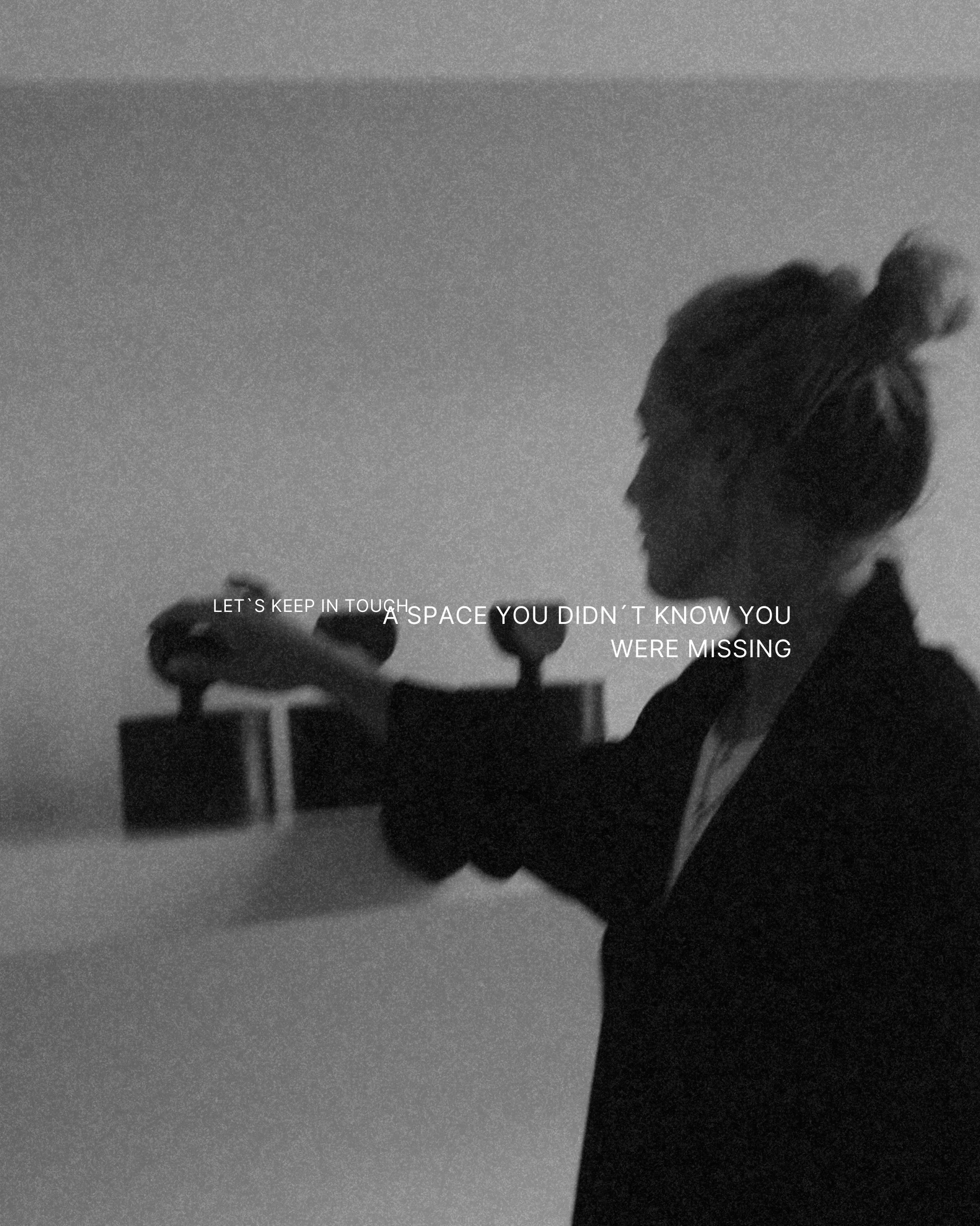 Schwarz-weiß Bild eines Mädchens mit Hochsteckfrisur, das eine Box hält. Über dem Bild steht in weißer Schrift: "Let's keep in touch, a space you didn't know you were missing".
