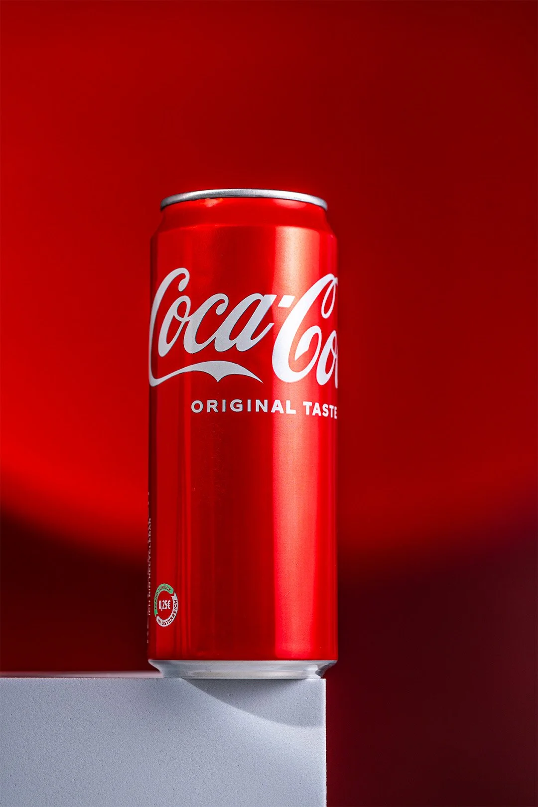 Produktfotografie einer roten Coca-Cola Dose vor rotem Hintergrund