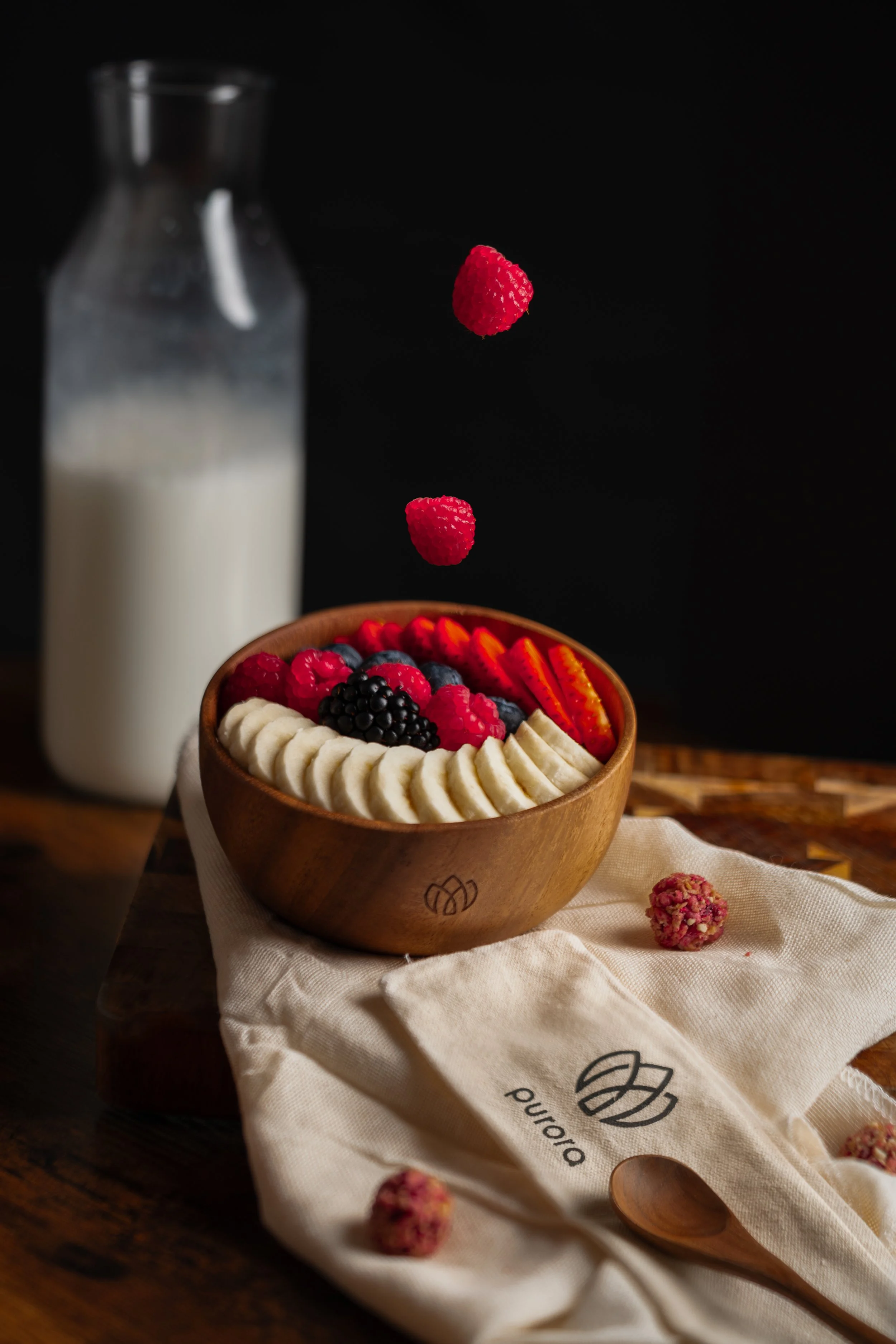 Purora Holzschüssel für Müsli aus natürlichem Holz auf neutralem Hintergrund