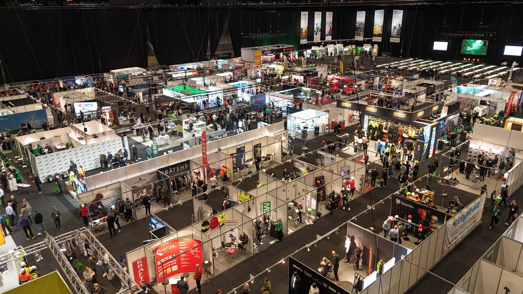 Oversiktsbilde av messe for TESS  med messestands og utstillere i hallen