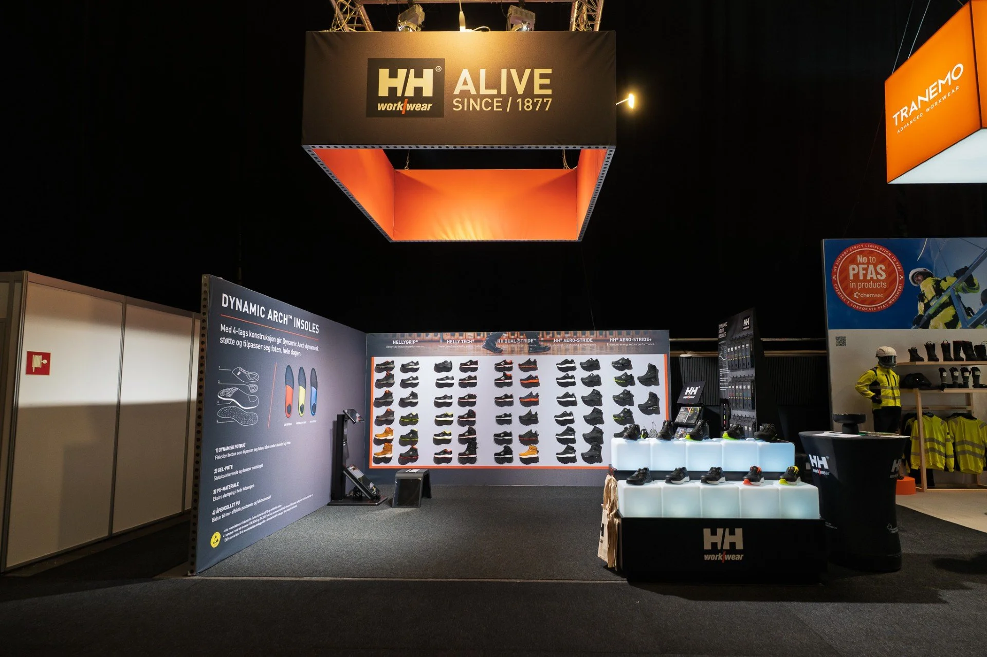 Helly Hansen Workwear messestand med sko, produktvegger og hengende lysrigg