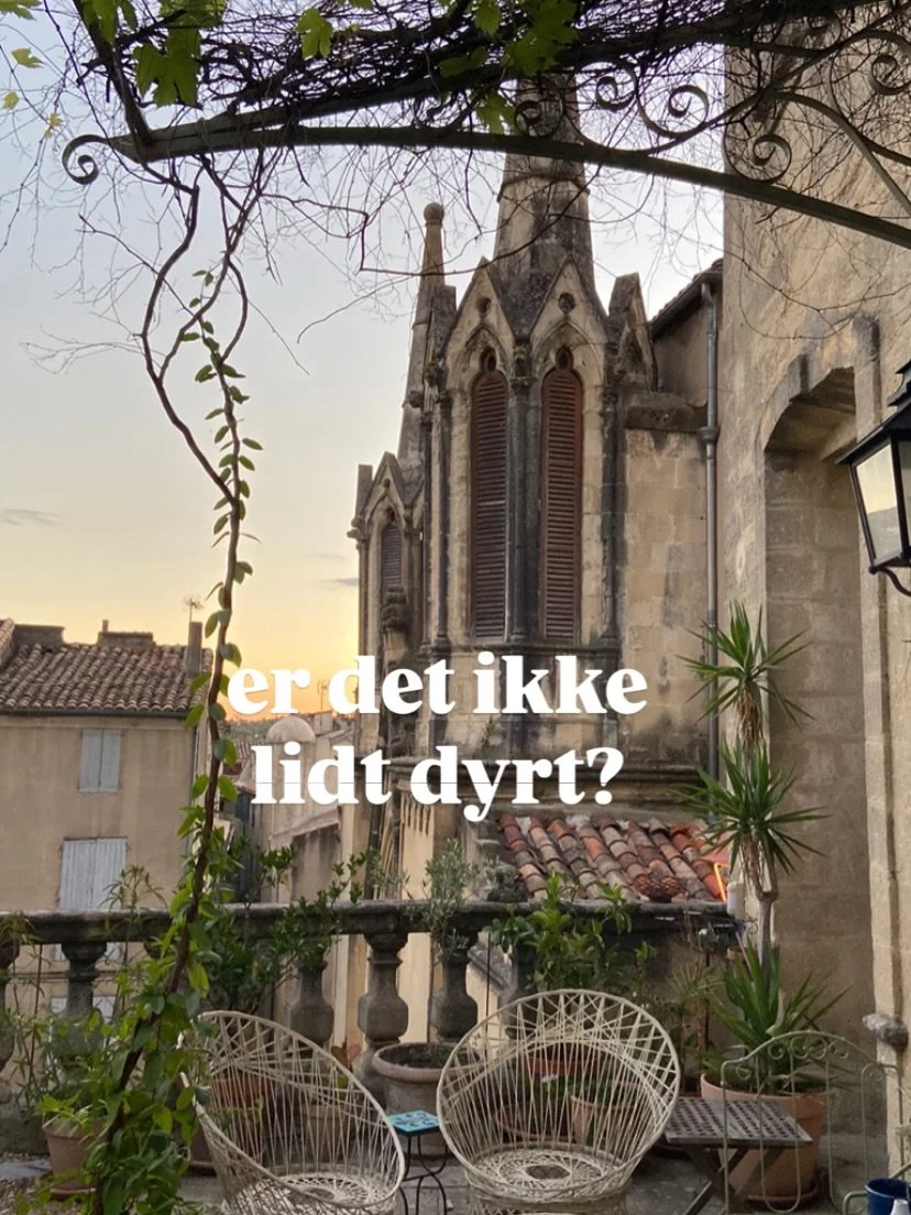Er det ikke lidt dyrt? t&aelig;nker du m&aring;ske💭

Det kan det godt lyde som.
Men lad os lige bryde det ned.

Du f&aring;r:
&bull; 3 overnatninger &bull; Morgenmad, frokost og aftensmad &bull; 2 dage med opl&aelig;g om ledelse og trivsel &bull; Kr