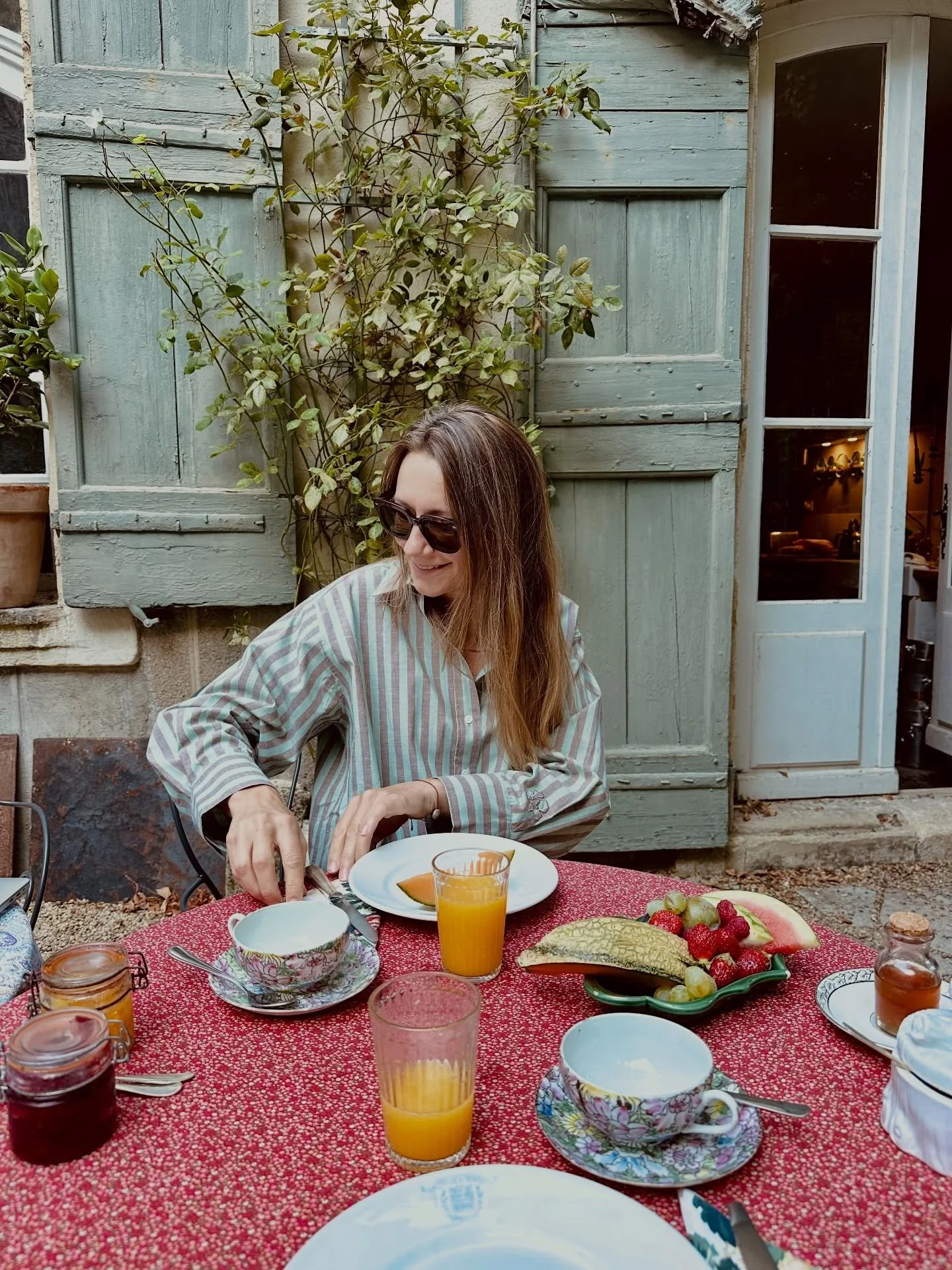 All inclusive &ndash; p&aring; en lidt anden m&aring;de ✨

Ikke store buffeter.
Men hjemmelavede m&aring;ltider og franske delikatesser.

Ikke str&oslash;mlinede v&aelig;relser.
Men rum med karakter og personlighed &ndash; opkaldt efter forfattere.

