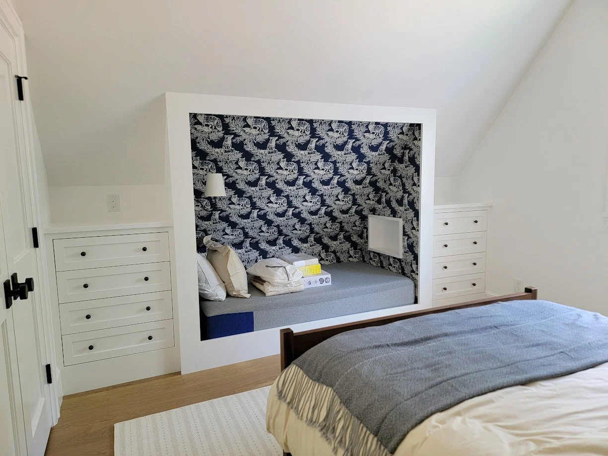 Built-in bed designed as part of the room architecture, providing comfort while maximizing usable space.