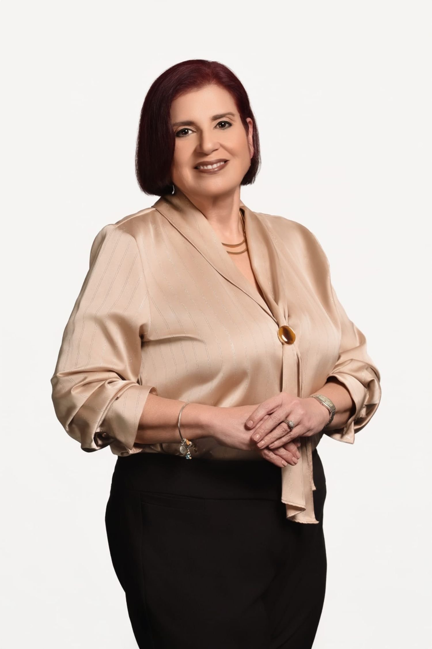 Retrato profesional de la Lcda. Almarie Ferrer, notaria pública, transmitiendo confianza y experiencia en servicios legales.