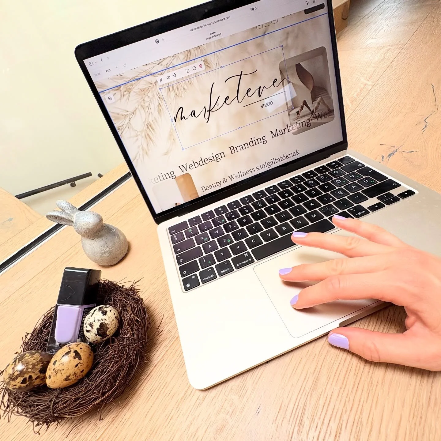 Du musst dich nicht immer strikt an deine Brandfarben halten! 💜

Zu bestimmten Zeiten ist es sogar eine richtig gute Idee, davon abzuweichen.

🐰Zum Beispiel steht Ostern vor der T&uuml;r, was bedeutet, dass es jede Menge Pastellfarben geben wird.

