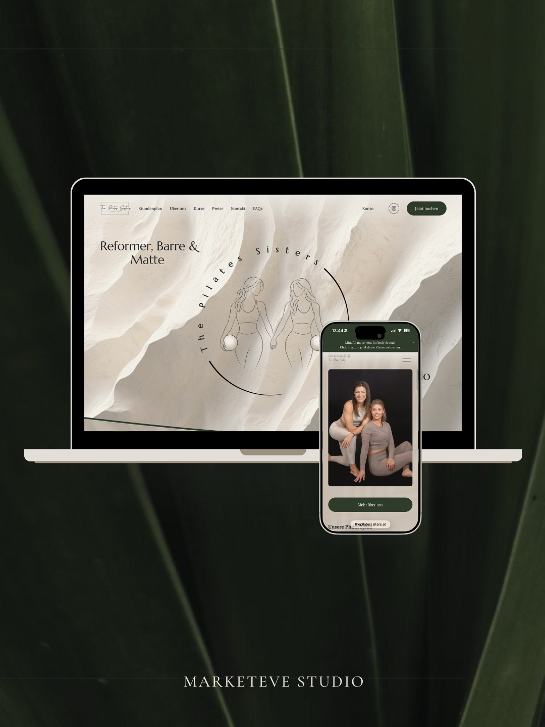 Laptop und Smartphone, die eine Webseite und ein Bild von zwei lachenden Frauen in Yoga-Haltung zeigen, auf einem dunklen grünen Hintergrund mit Blättern.