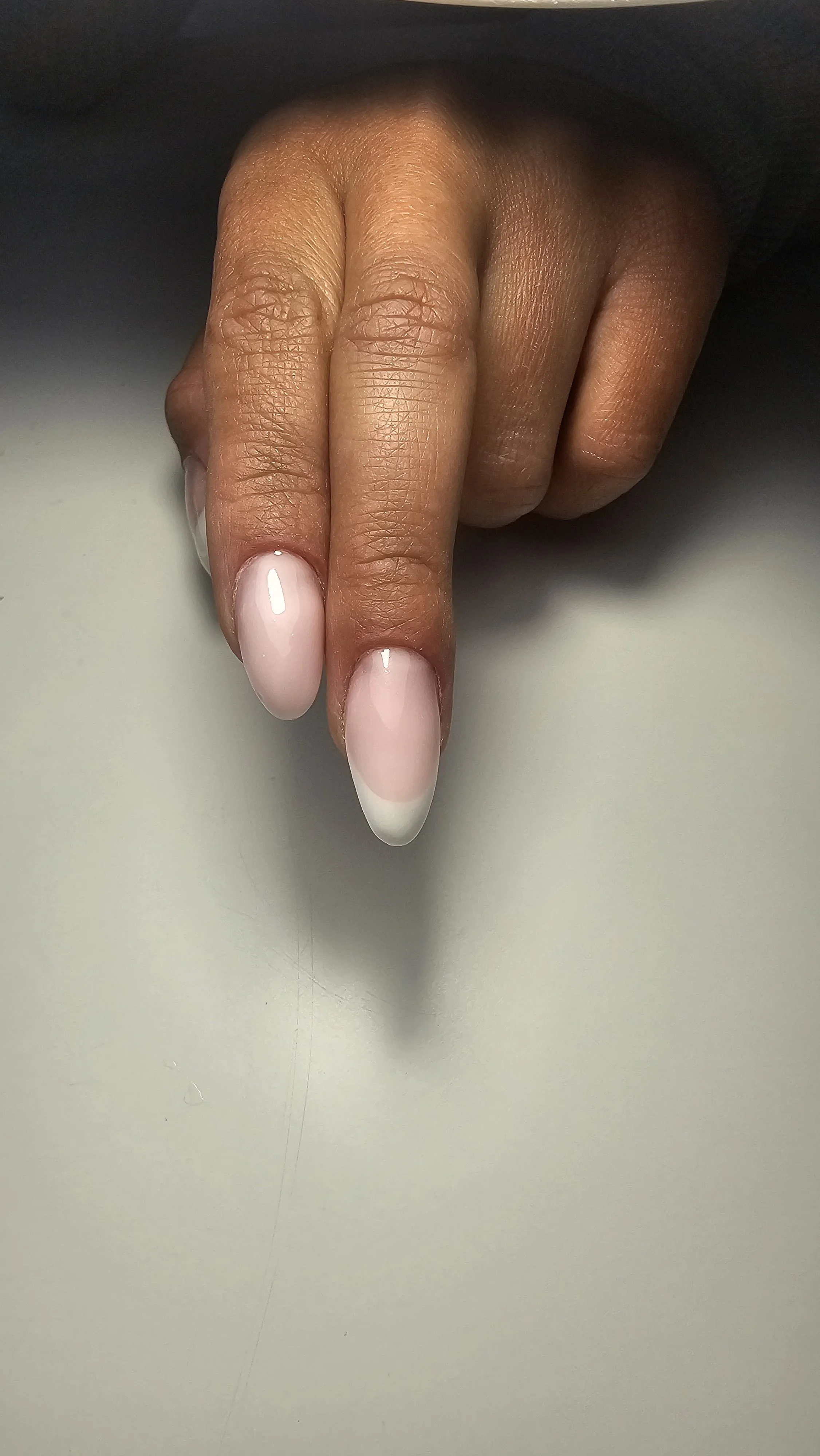 Rózsaszín alap, egy színű valamint francia manikűr festés