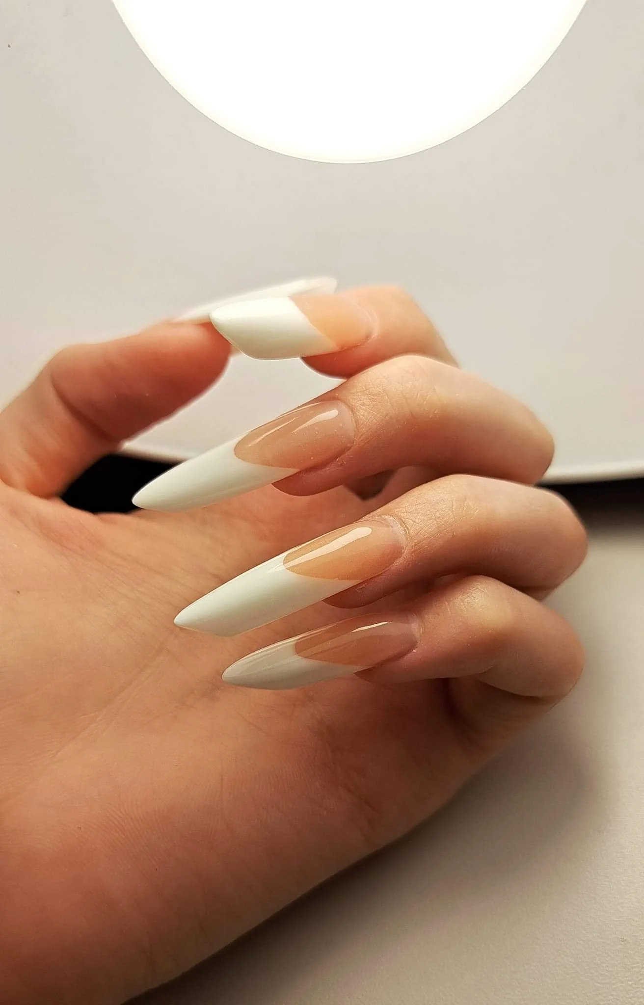 Fehér és nude francia mandula manikűr