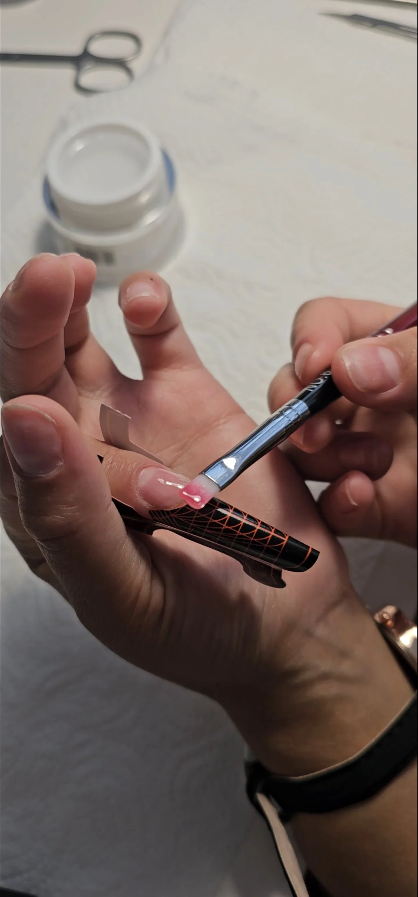 Sablon építése zselével