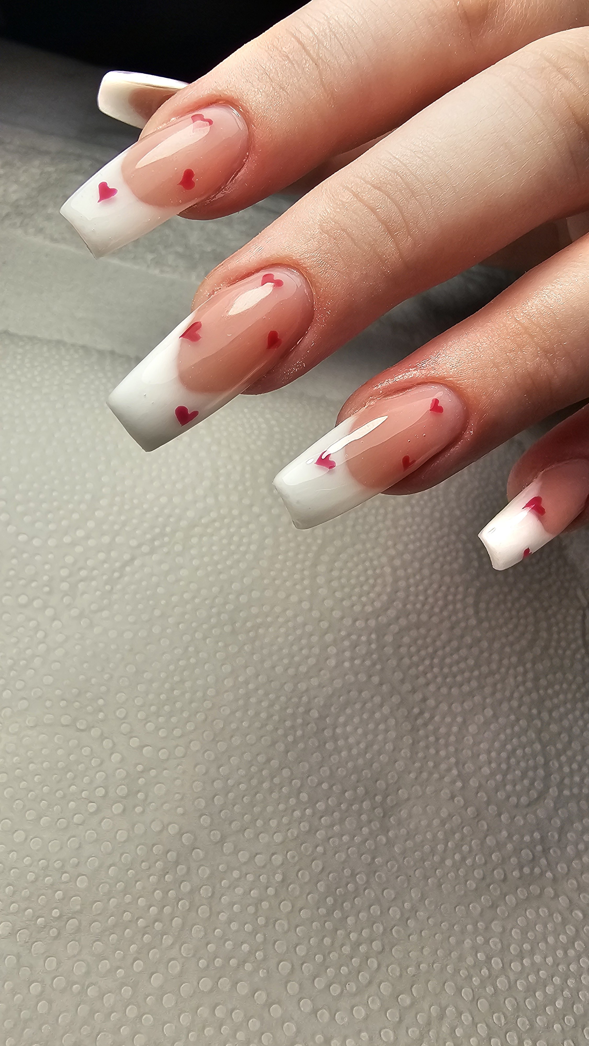 Hosszú francia sarkos formával, mosolyvonallal és szívecskékkel, Valentin napra készült