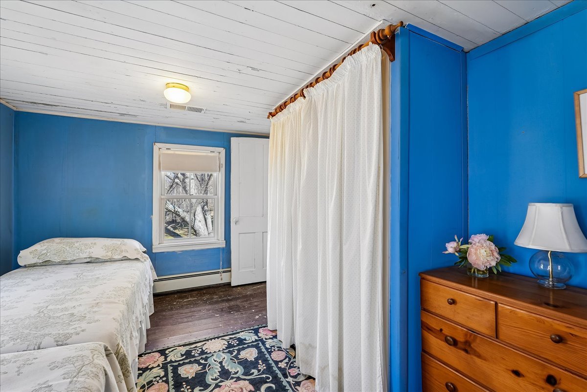 54-samantha-bard-13064-furnace-mountain-rd-bedroom-three-hardwood-floors-lovettsville-va-20180.jpg