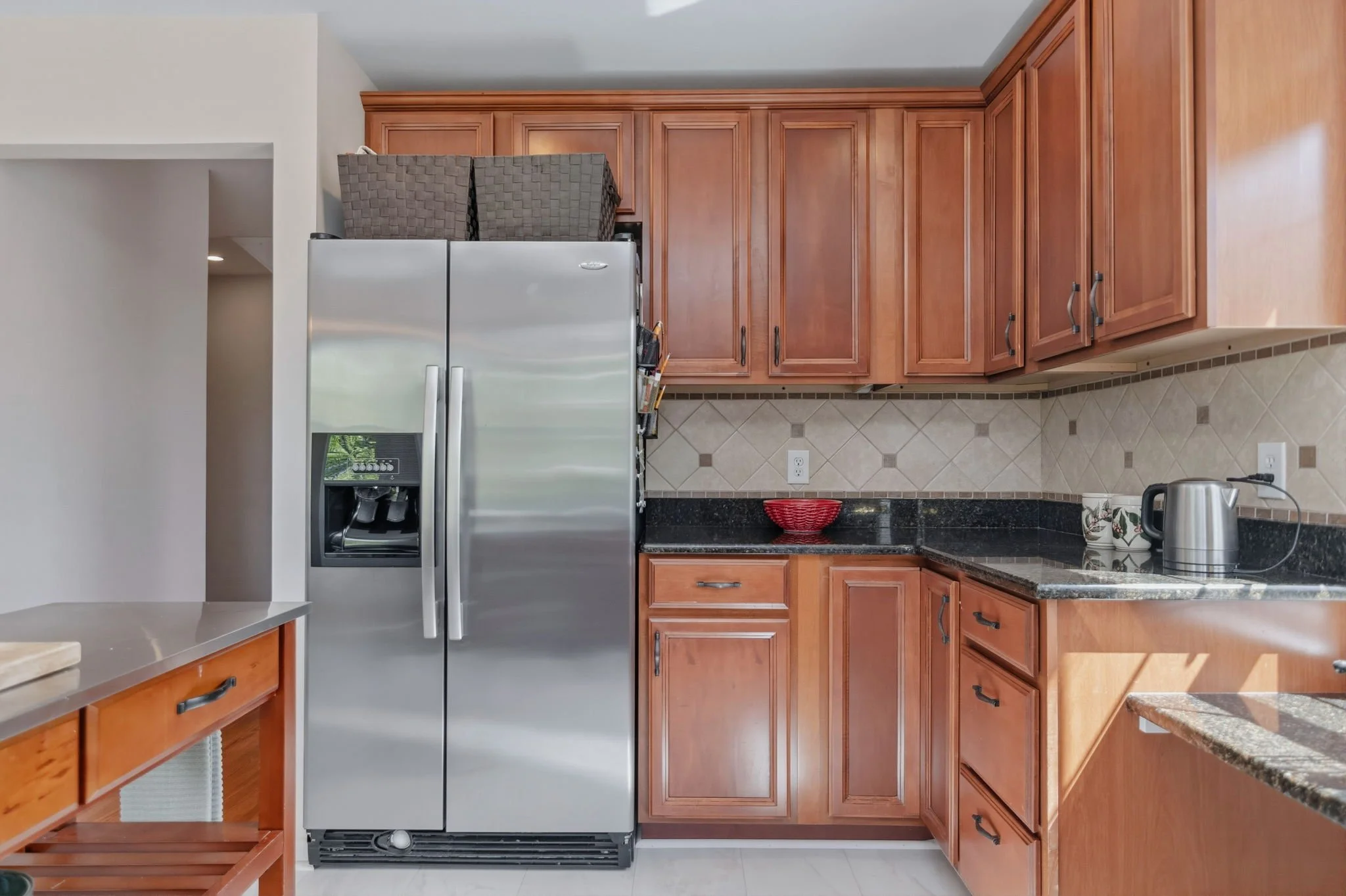 05-samantha-bard-13703-penwith-ct-kitchen-refrigerator-upper-cabinets-chantilly-va-20151.jpg