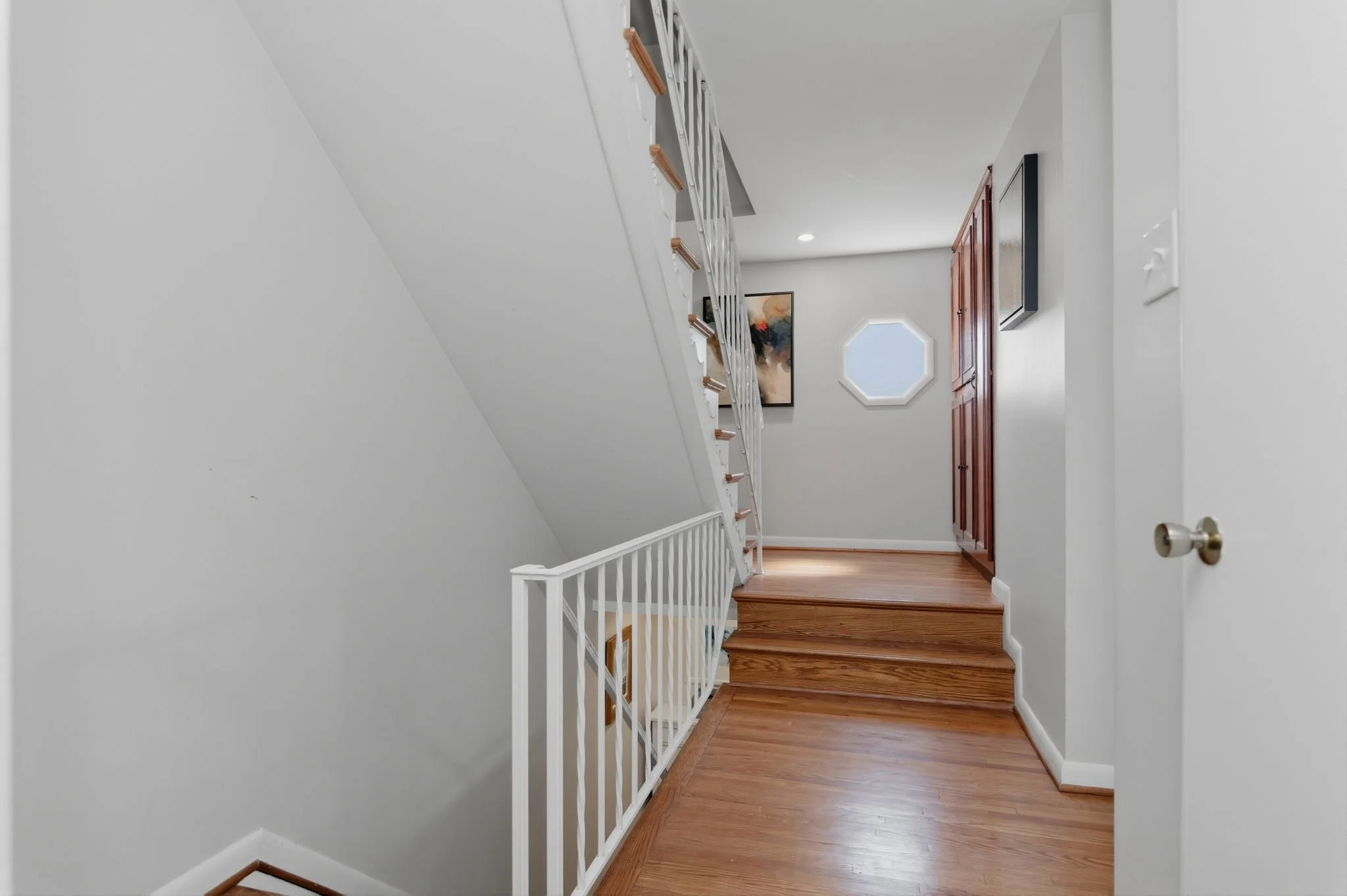 13-samantha-bard-13703-penwith-ct-foyer-staircase-hardwood-octagon-window-chantilly-va-20151.jpg