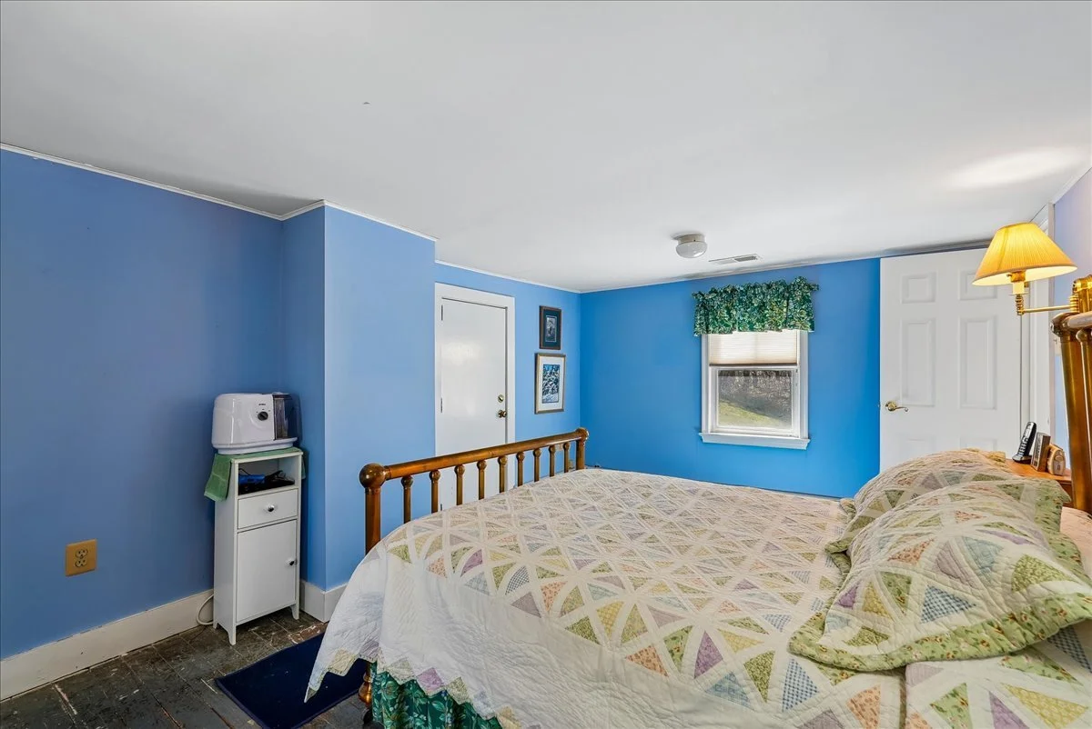 50-samantha-bard-13064-furnace-mountain-rd-primary-bedroom-wide-view-lovettsville-va-20180.jpg
