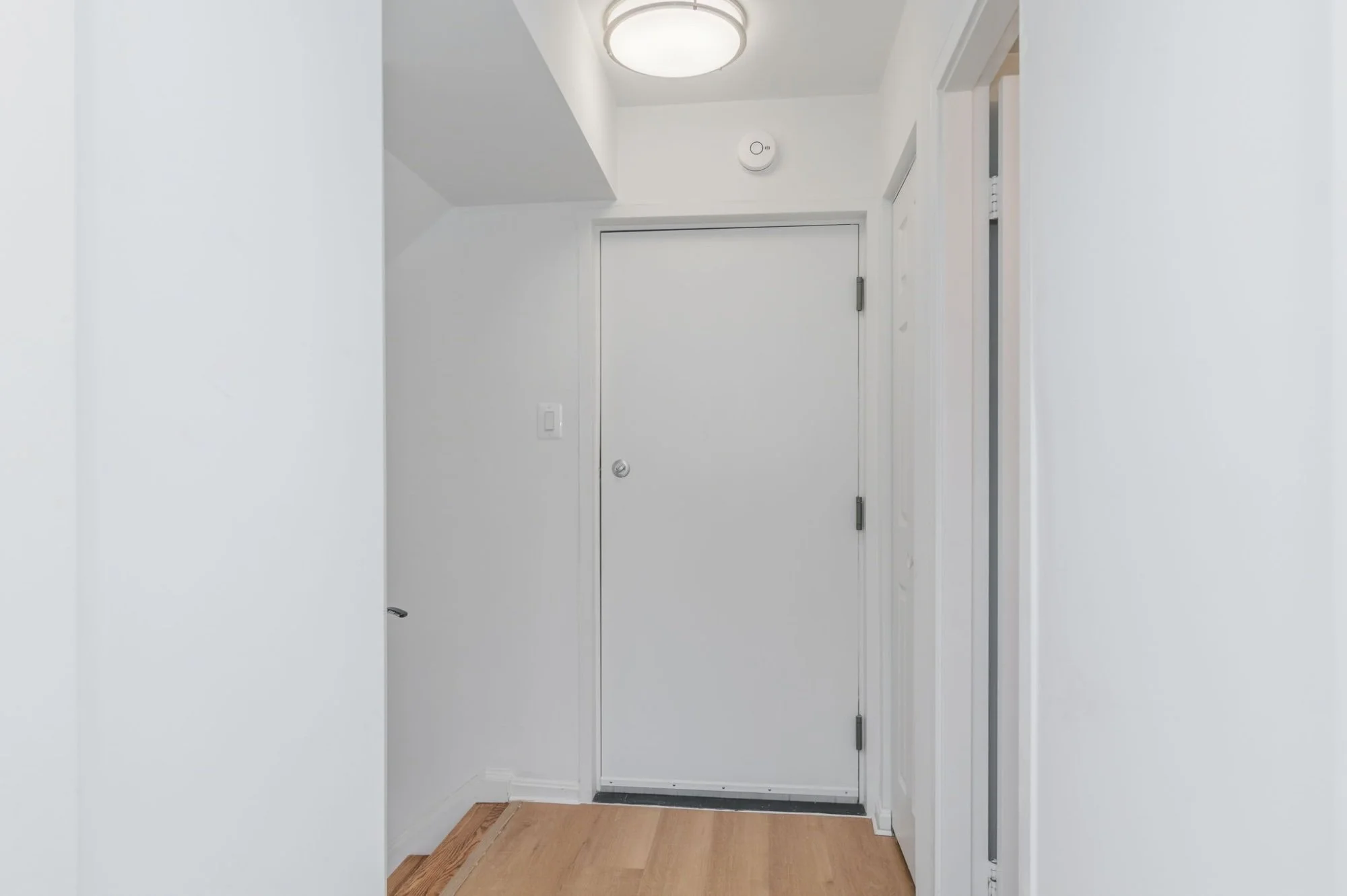 28-samantha-bard-301-n-beauregard-st-unit-902-upper-level-entry-hallway-alexandria-va-22312.jpg
