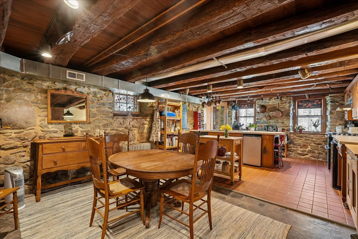 31-samantha-bard-13064-furnace-mountain-rd-dining-room-open-kitchen-stone-lovettsville-va-20180.jpg