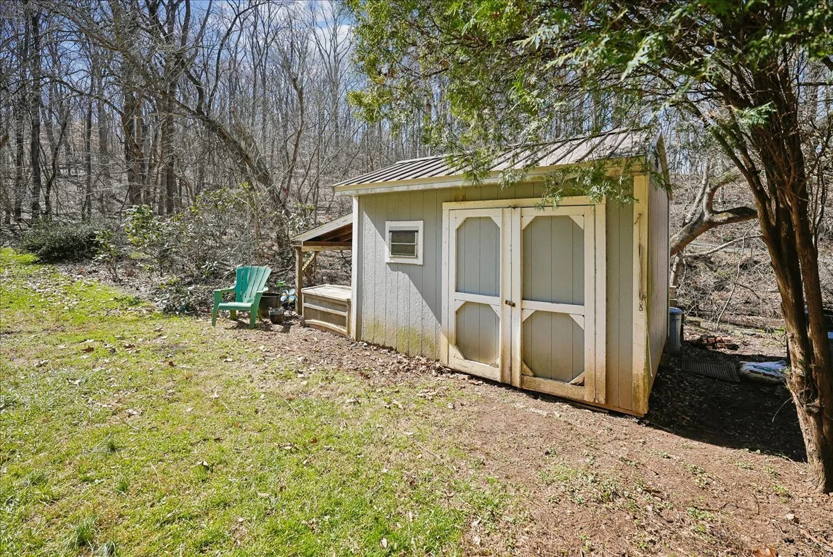 18-samantha-bard-13064-furnace-mountain-rd-storage-shed-outbuilding-lovettsville-va-20180.jpg