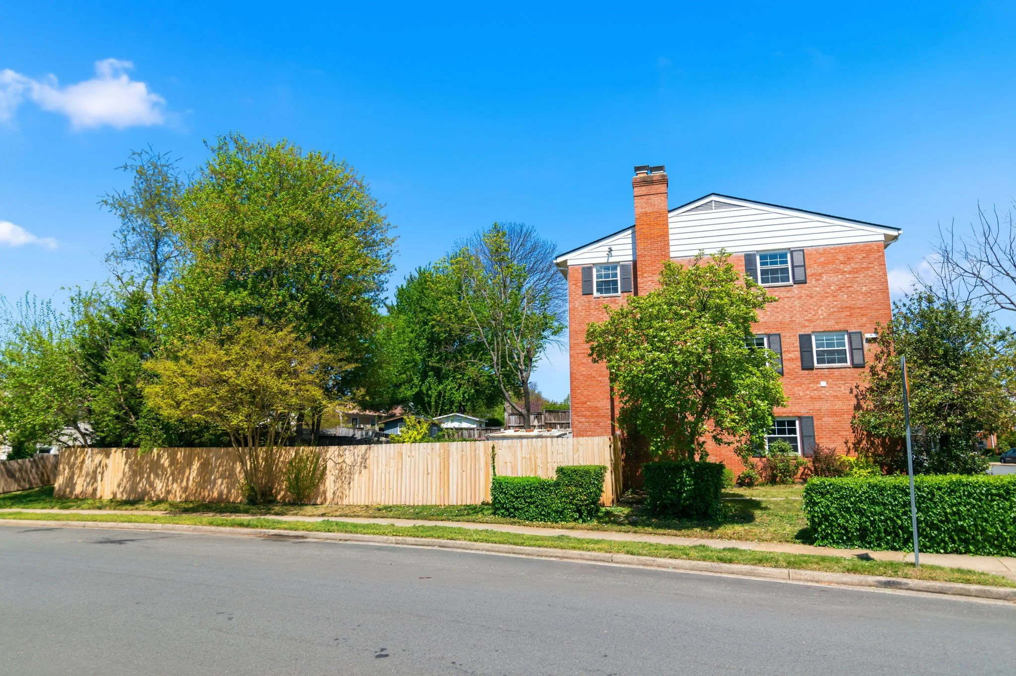 43-samantha-bard-13703-penwith-ct-side-exterior-brick-fenced-yard-chantilly-va-20151.jpg