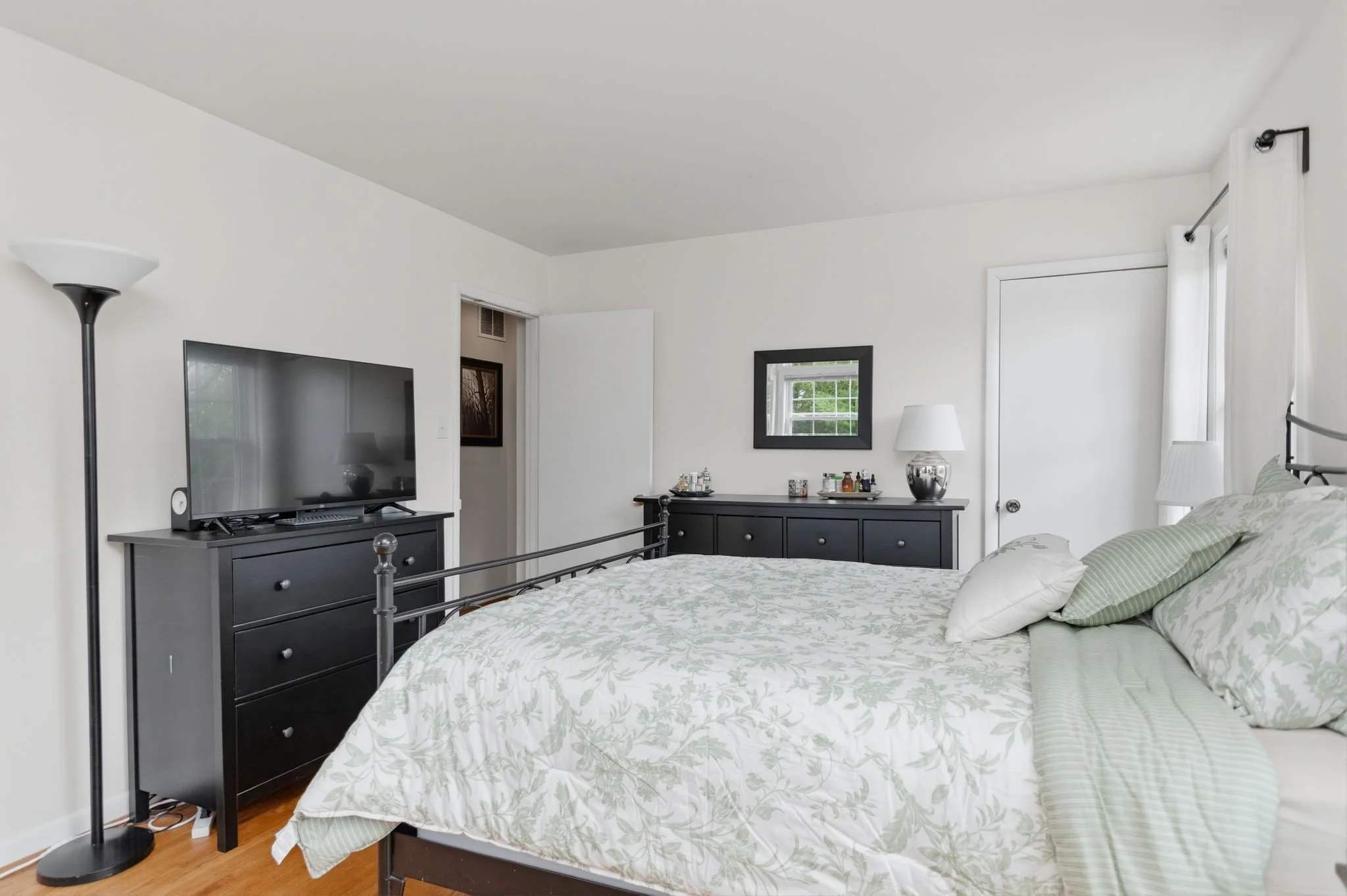 16-samantha-bard-13703-penwith-ct-primary-bedroom-closet-alternate-angle-chantilly-va-20151.jpg