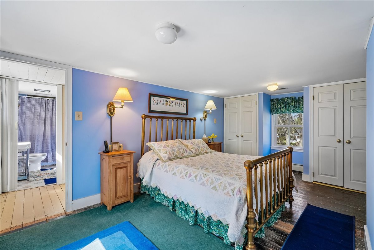 48-samantha-bard-13064-furnace-mountain-rd-primary-bedroom-brass-bed-lovettsville-va-20180.jpg