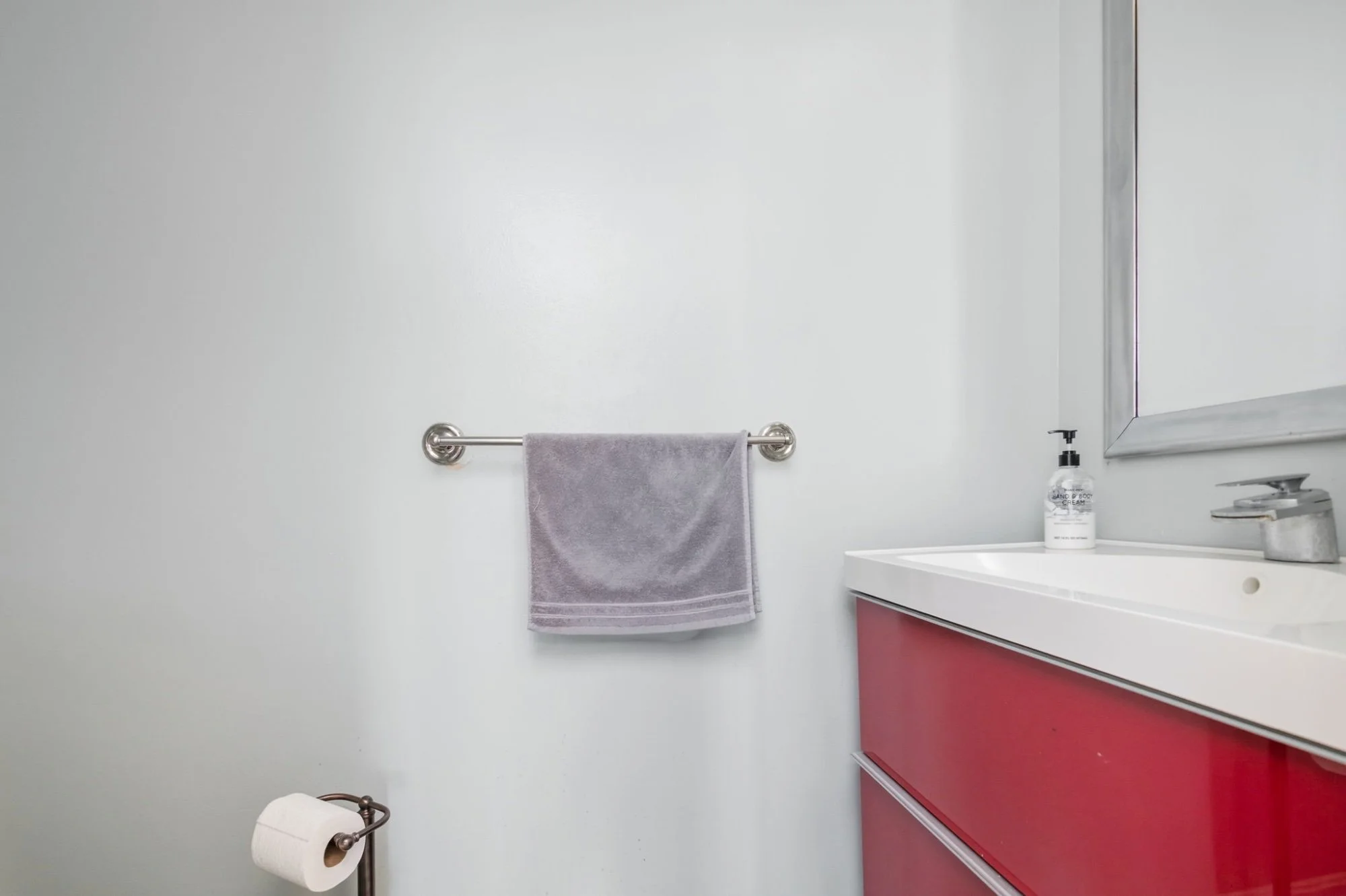 20-samantha-bard-301-n-beauregard-st-unit-902-powder-room-red-vanity-alexandria-va-22312.jpg